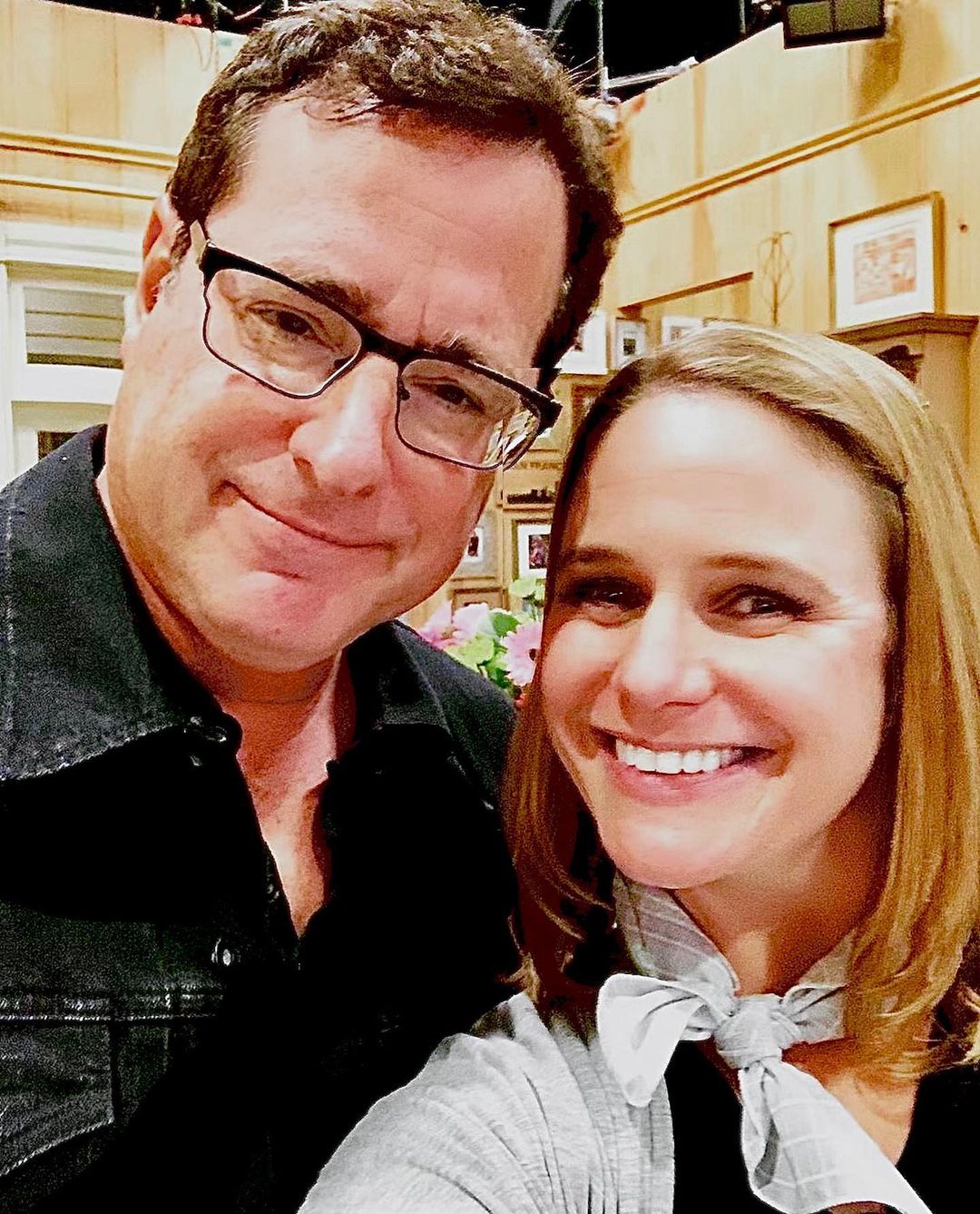 ボブ・サゲットのインスタグラム：「A few favorite moments with Andrea Barber because IT’S HER BIRTHDAY!!! Happy Birthday sweet Andrea!! I’ve known you since you were a sweet kid and you have exponentially grown into the sweetest young woman and mom possible. (I love sharing these private moments with everyone 🙄) Truth is, you have so much talent and such an abundance of comedic chops that always came naturally to you— I just will always love having you as a friend that is a consummate actress as well  to get to work with all these years. The second picture in this trilogy is the only one that shows my amazing fashion sense that I got to share with you when you were very young. Happy Birthday sweet adorable bright Andrea. I really look forward to my next stand-up performance that you come to, as you have all these years, where you heckle me, and the crowd loves it, almost as much as I do.  Love you always. Oh, it’s Bob.  ❤️🎉 @andreabarber」