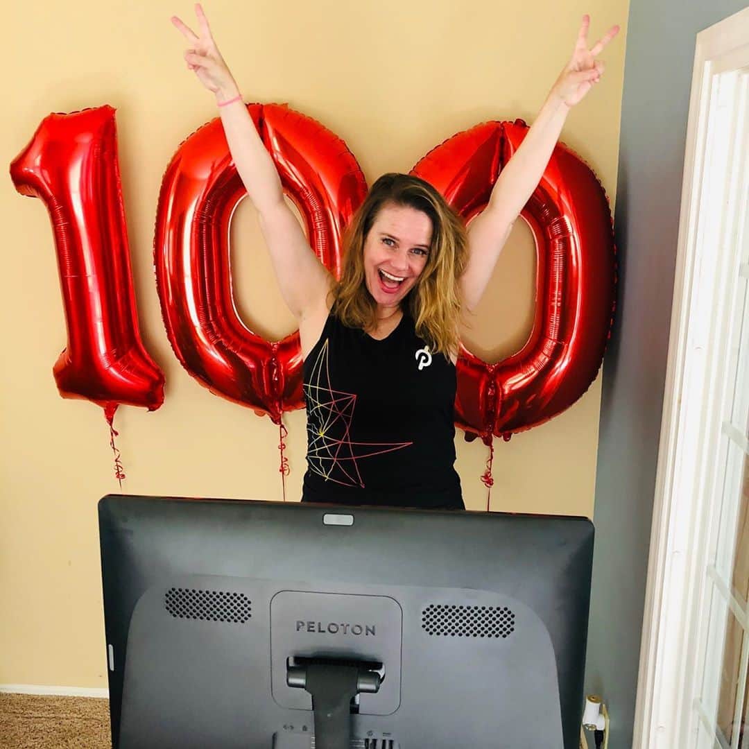アンドリア・バーバーのインスタグラム：「100 rides on my 44th birthday! 🎈 “The bike that goes nowhere” has reignited something inside of me that I thought I’d lost. Thank you @onepeloton. And thank you to all of my friends and #PeloBesties who encourage me to clip in every day! ❤️🙏🏻」