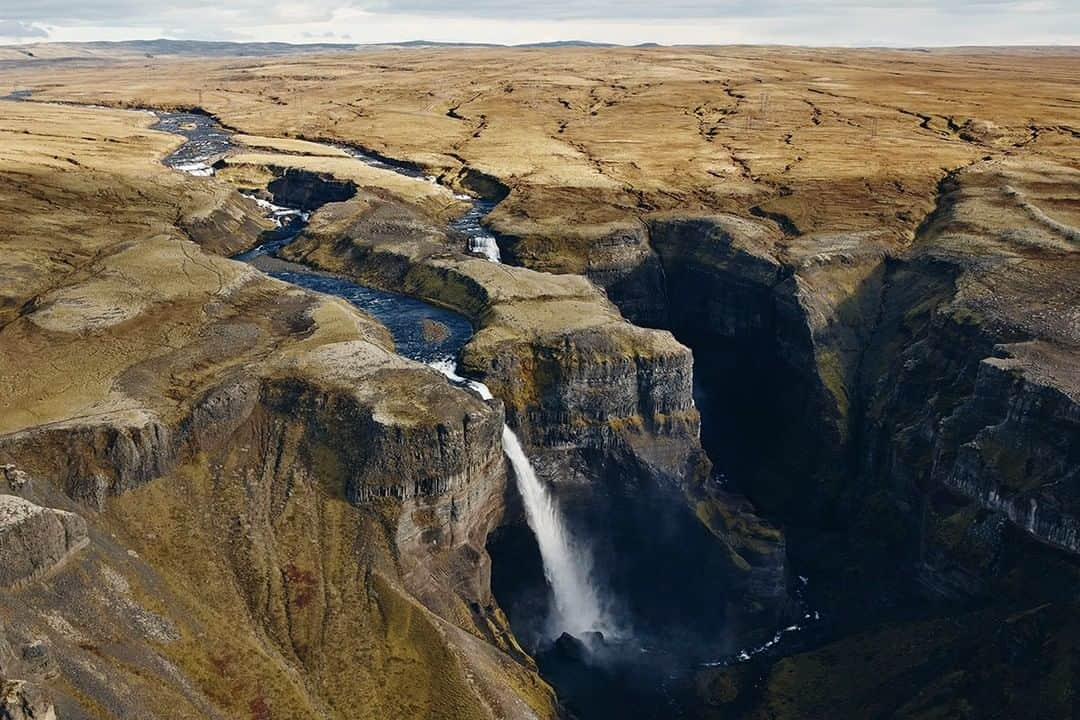 National Geographic Travelさんのインスタグラム写真 - (National Geographic TravelInstagram)「Photo by Matt Borowick @mborowick  Háifoss is the fourth largest waterfall in Iceland, at just over 120 meters (394 feet) high. This is a far less traveled spot for most visitors because it requires a four-by-four vehicle to reach it, but it is well worth the adventure. Among the many amazing sites Iceland has to share, Háifoss is one of the most impressive showings of Mother Nature.  Follow @mborowick for more pictures like this. #iceland #waterfall #travel #nature #explore」7月4日 5時05分 - natgeotravel