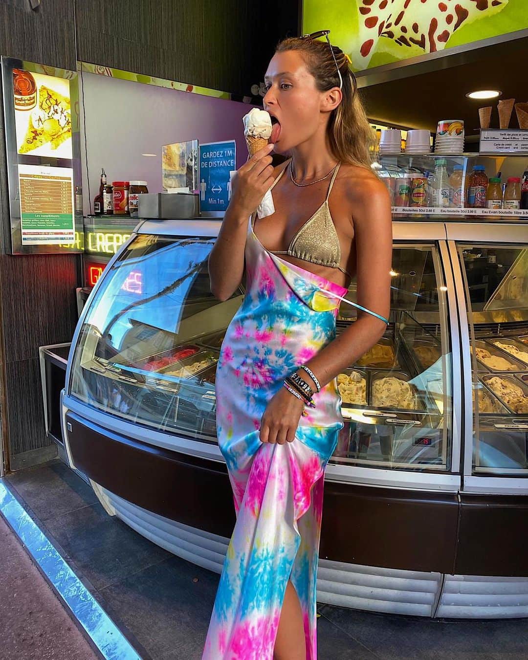 ダニジョーのインスタグラム：「TGIF 🍦🐬🏄‍♀️」