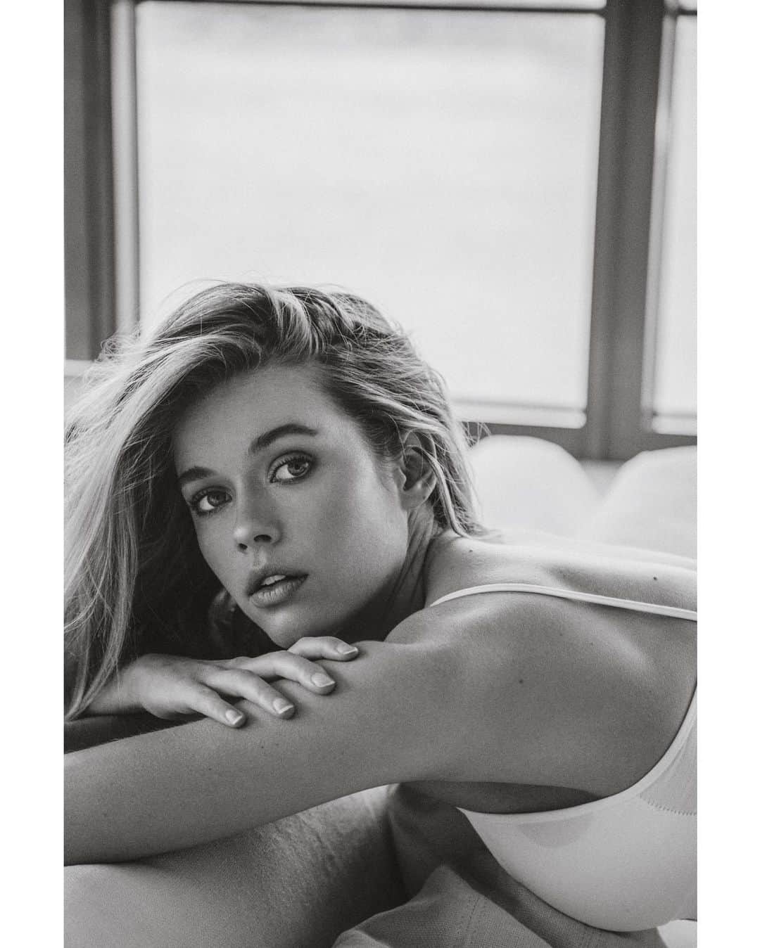 Victoria Leeのインスタグラム：「📸 Afternoons with @yanakalina @avamakeup 🖤🖤」