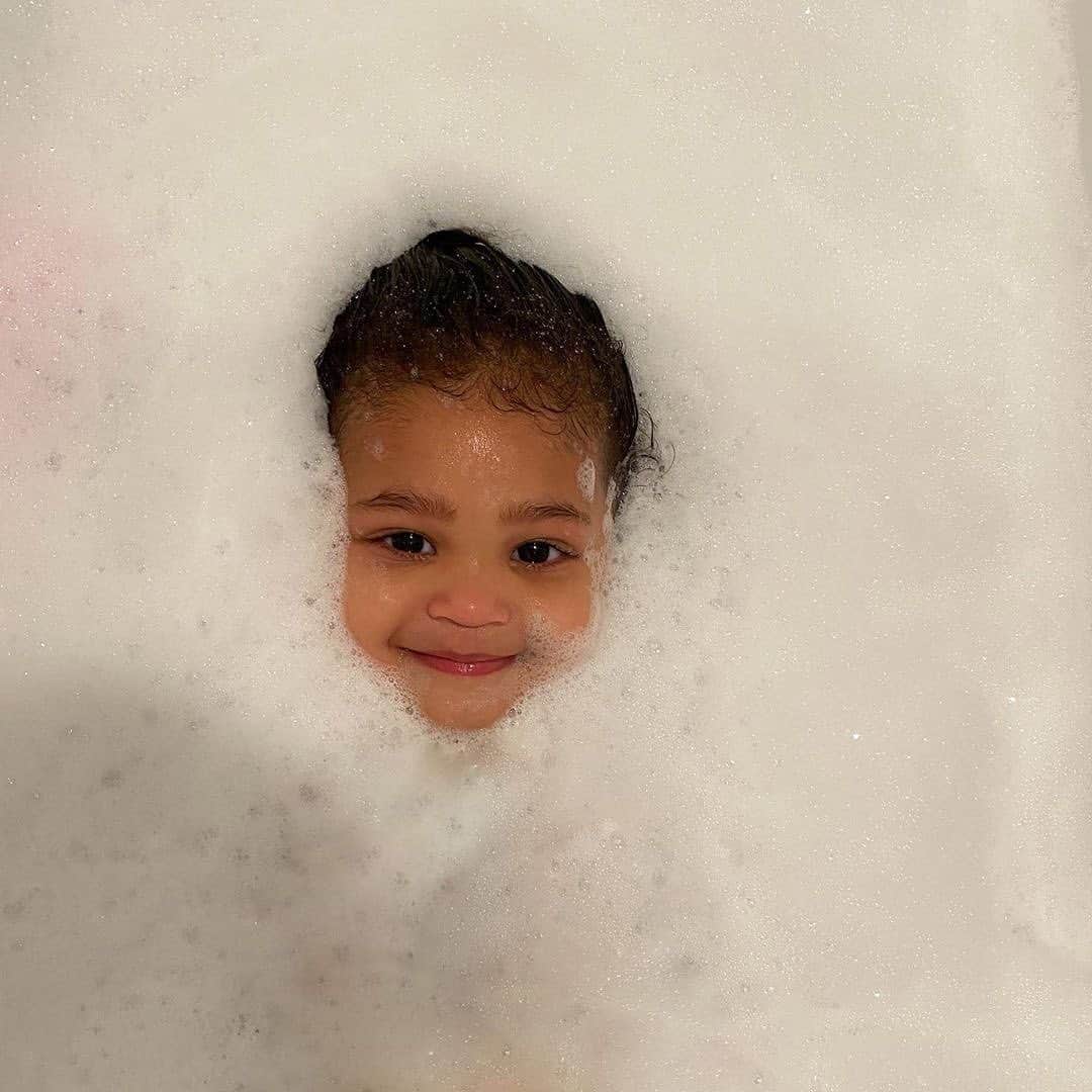 ELLE Magazineさんのインスタグラム写真 - (ELLE MagazineInstagram)「Don’t 👏 forget 👏 self-care! 👏 Treat yourself to 20 foamy, fizzy, and frothy bubble bath ideas at the link in bio. #regram @kyliejenner」7月4日 5時24分 - elleusa
