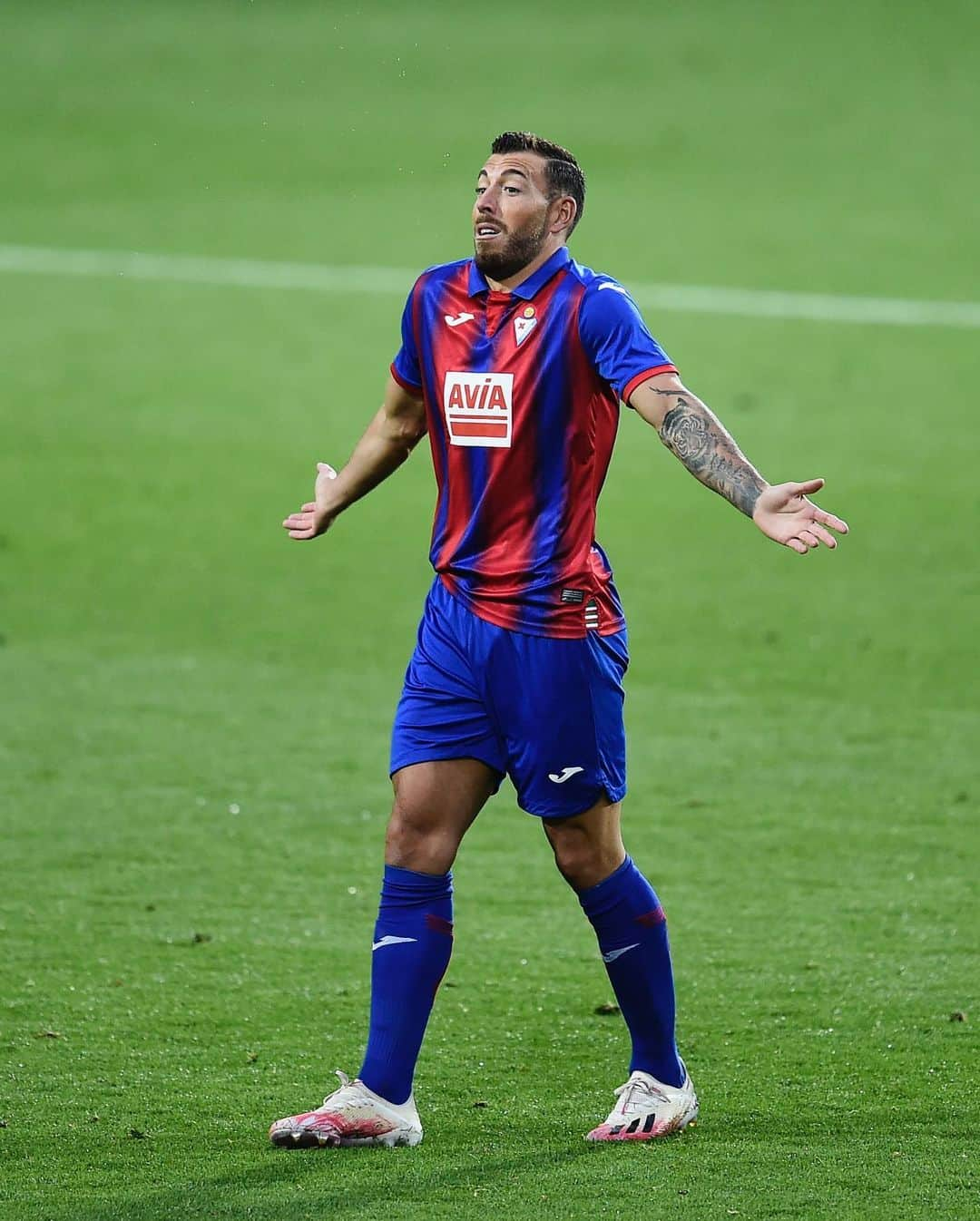 セルジ・エンリクさんのインスタグラム写真 - (セルジ・エンリクInstagram)「Ya pensamos en la próxima batalla!  Aupa @sdeibar ⚽️ -5 💪🏽🙌🏽」7月4日 5時24分 - enrichsergi