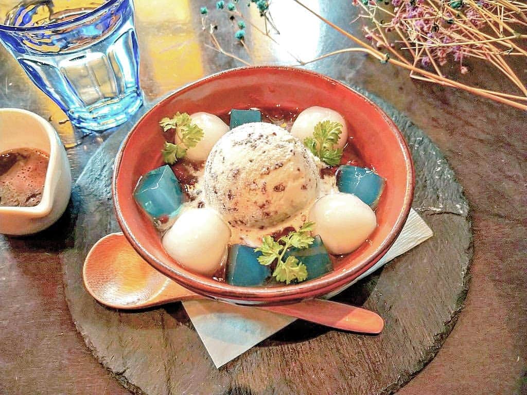 おいもカフェ金糸雀のインスタグラム：「. 甘い小豆(あずき)をチョコミントアイスが爽やかに包み込む不思議な組み合わせに意外な美味しさを発見する『あじさいぜんざい』。 紫陽花をイメージした夏の期間限定ぜんざいです♪ . #おいもカフェ金糸雀 #おいもカフェ #鎌倉 #小町通り#湘南 #神奈川#カフェ #鎌倉カフェ #湘南カフェ #神奈川カフェ #鎌倉スイーツ #鎌倉グルメ #鎌倉デート #鎌倉散歩 #カフェ巡り #ぜんざい #スイーツ #あじさい #アジサイ #紫陽花 #チョコミント #チョコミントぜんざい #チョコミントスイーツ #チョコミントアイス #チョコミント好き #チョコミン党 #明月院 #明月院ブルー #kamakura #가마쿠라 . 《おいもカフェ金糸雀》 営業時間：10:00-18:00(L.O.17:30) 定休日：水曜日 248-0006 神奈川県鎌倉市小町2-10-10 小町TIビル1F TEL：0467-22-4908」