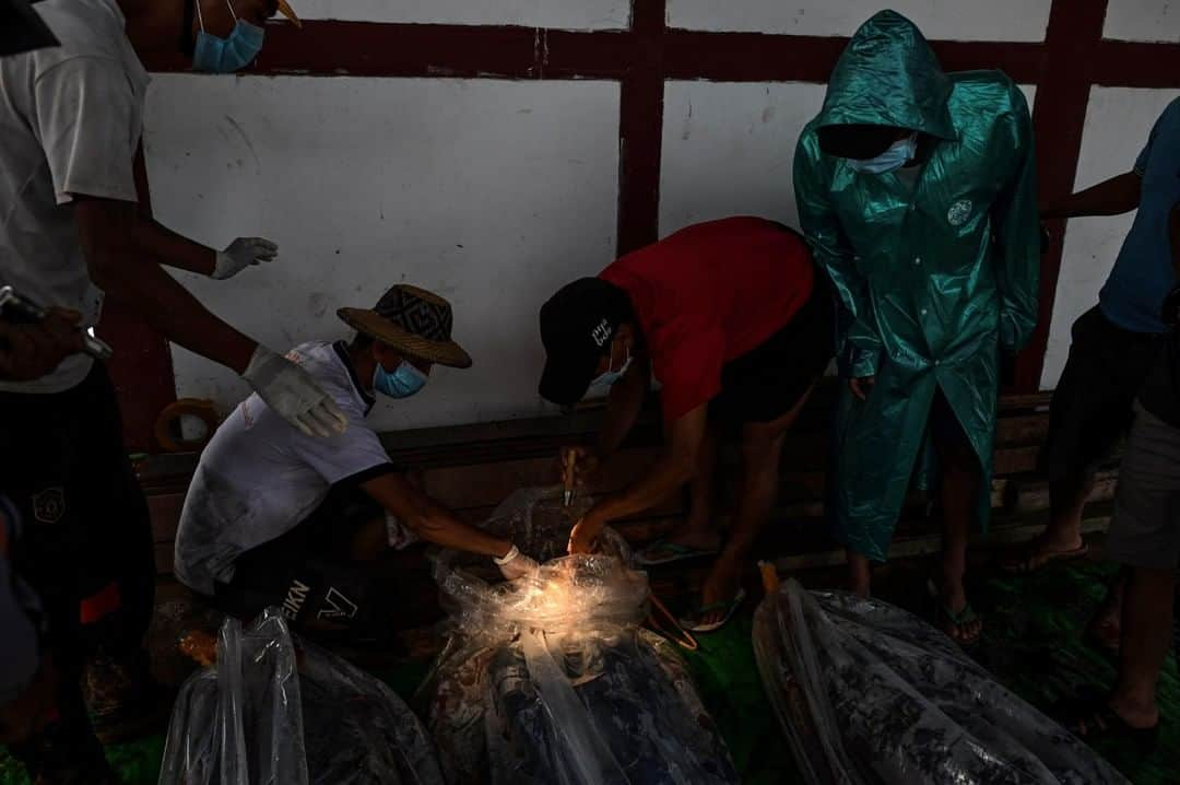 TIME Magazineさんのインスタグラム写真 - (TIME MagazineInstagram)「Family members try to identify the body of a jade miner near Hpakant, in an area of northern Myanmar wedged between China and India, on July 3. A landslide one day earlier killed more than 160 miners, many of them migrant workers seeking their fortune in the treacherous open-pit mines. Photograph by @yeaungthu—@afpphoto/@gettyimages」7月4日 11時12分 - time