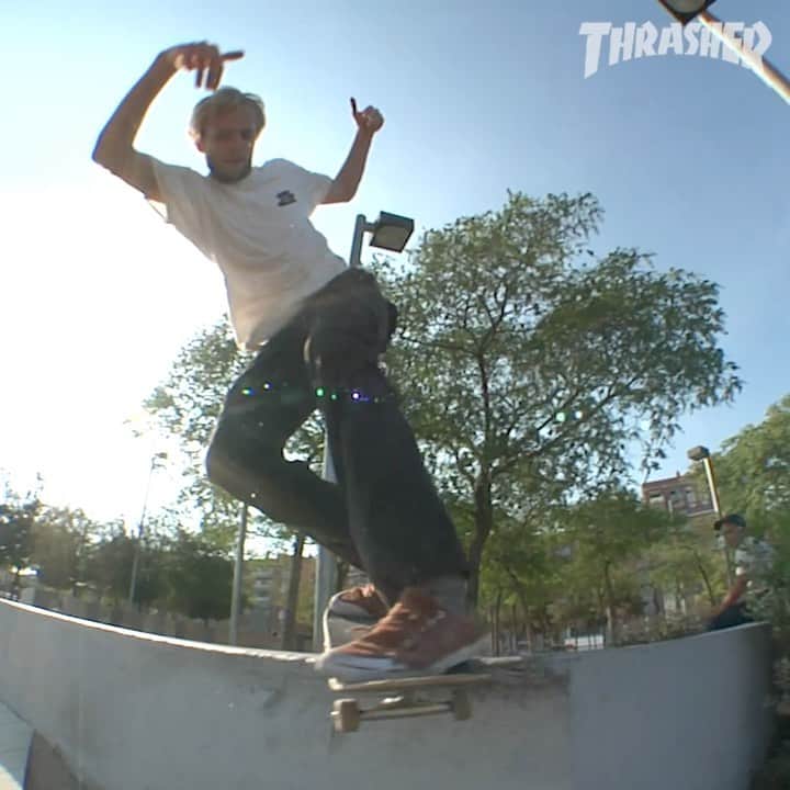 スラッシャーのインスタグラム：「🚨 MONDAY 🚨 @madarsapse for @dc_skateboarding ⏳」