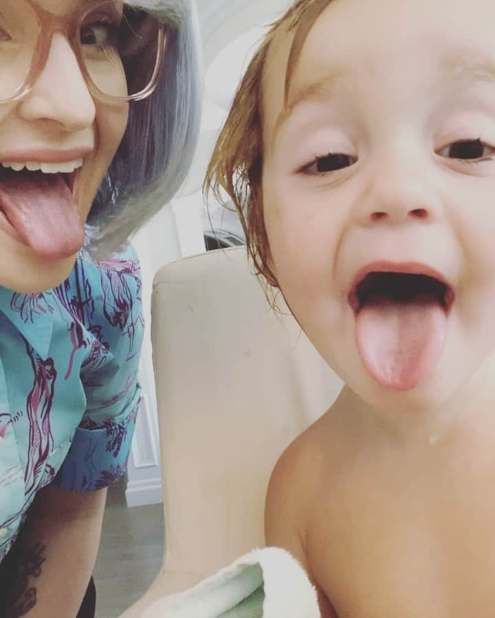 ケリー・オズボーンのインスタグラム：「The cold never bothered Min anyway!!! 💜」