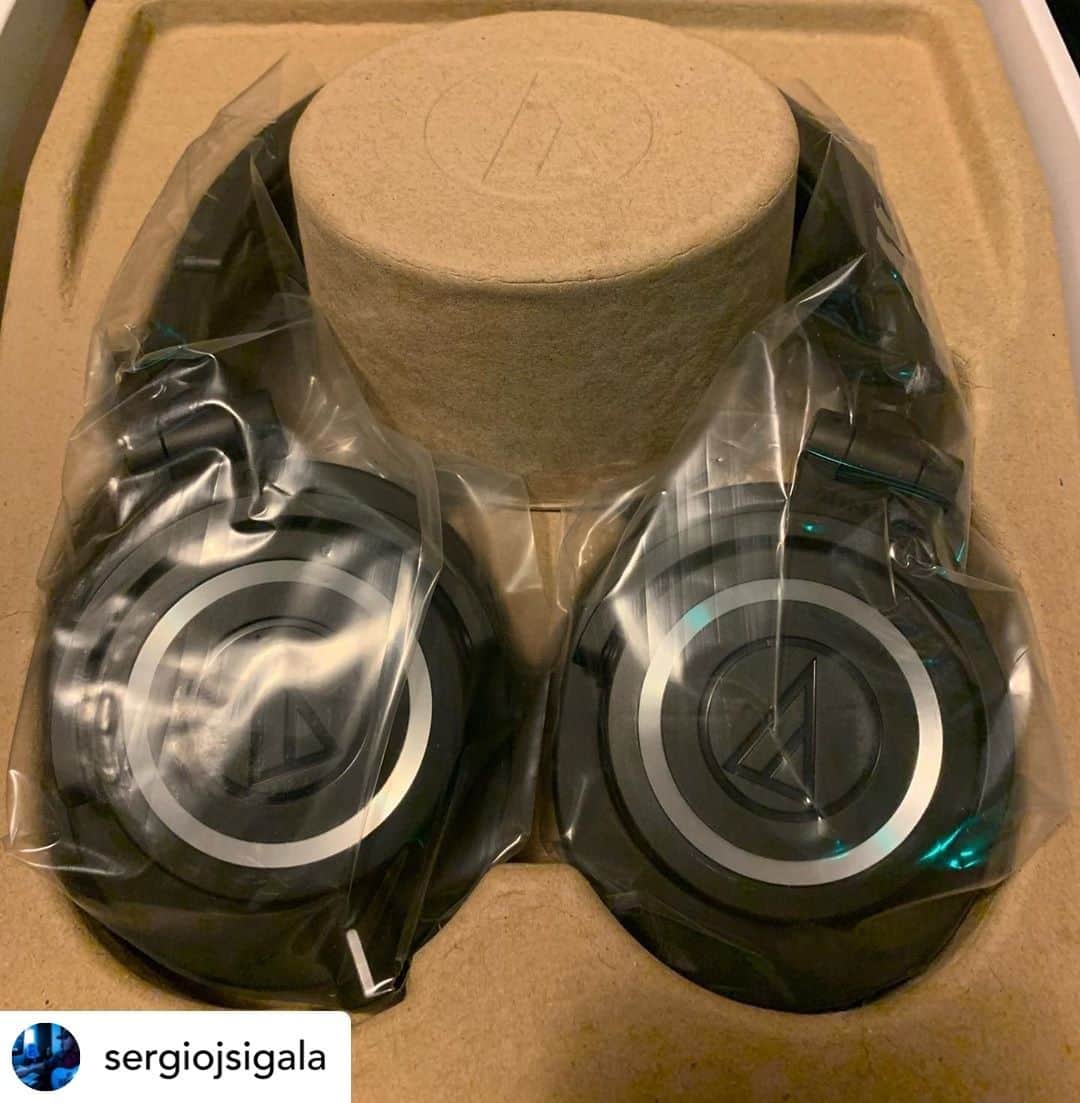 Audio-Technica USAさんのインスタグラム写真 - (Audio-Technica USAInstagram)「#FanPhotoFriday: We may be biased, but we think there’s no better feeling than opening up a new pair of ATH-M50x headphones. Thanks for sharing, @sergiojsigala! Be sure to visit the link in our bio to learn more about our popular professional headphones!⁠ .⁠ .⁠ .⁠ #AudioTechnica #ATHM50x #M50x #Headphones #MusicGear #AudioGear #StudioGear」7月4日 6時01分 - audiotechnicausa