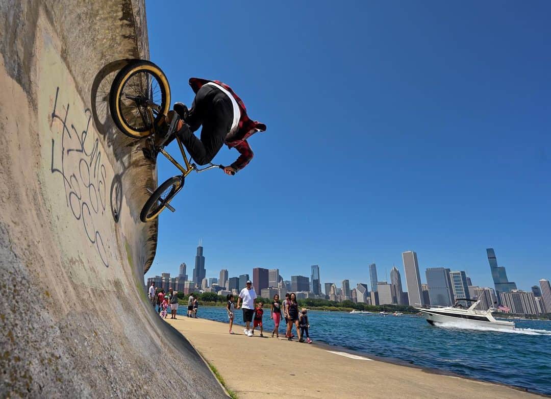 National Geographic Creativeさんのインスタグラム写真 - (National Geographic CreativeInstagram)「Photo by Keith Ladzinski @ladzinski / Recreation along the shores of the Great Lakes comes in a wide variety of activities. Professional BMX rider @bkachinsky seen here doing a trick on a banked wall along Chicago’s #lakeTrail while a small group of pedestrians enjoy the show. Swipe to see a behind the scenes clip by @angelajpayne - To see more photos of my ongoing Great Lakes assignment please visit @ladzinski」7月4日 6時11分 - natgeointhefield