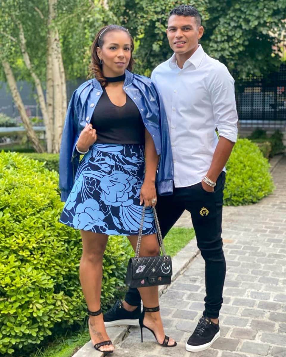 チアゴ・シルヴァのインスタグラム：「Parceria é amor sem palavras. Estamos um do lado do outro, precisa de mais alguma coisa? Então a vida de um casal parceiro é assim , um pouco de mim , um pouco de ti e bastante de nós 😉 @bellesilva  • • • #ThiagoSilva #CoronaOut #StopCorona #restecheztoi #jesuischezmoi #restezchezvous #fiqueemcasa #fiquememcasa #ficaemcasa #euficoemcasa #stayhome #stayathome #restezalamaison #yomequedoencasa #ParisHome #IciCestParis #IsabelleSilva #IciCestParis #BelleSilva #FamiliaSilva」