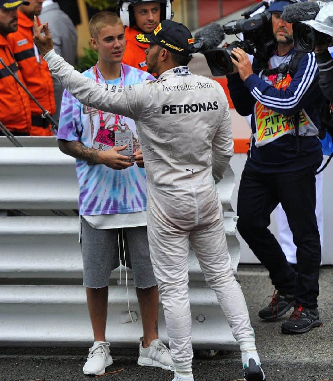 ジャスティン・ビーバーさんのインスタグラム写真 - (ジャスティン・ビーバーInstagram)「Love ya bud @lewishamilton .. thanks for making this memory so special! I’ll never forget the moment u and I passed the Champaign back and fourth after you crushed everyone out there!」7月4日 6時54分 - justinbieber