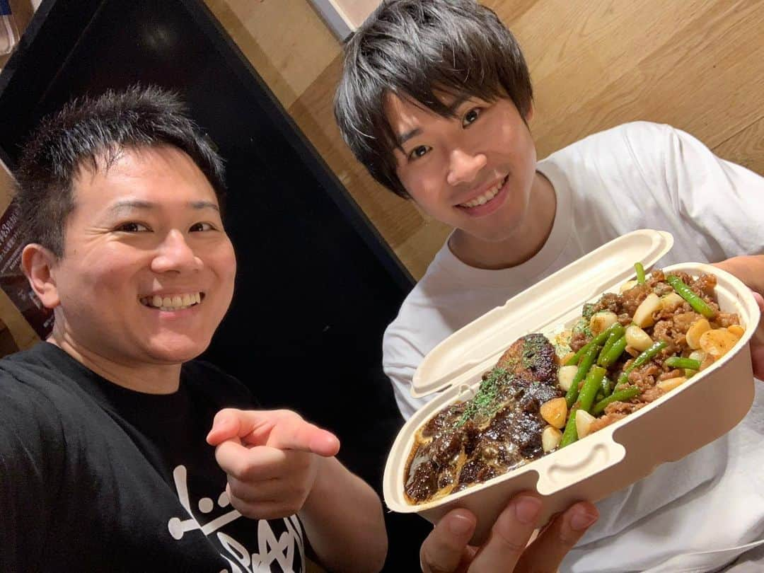 わっきーさんのインスタグラム写真 - (わっきーInstagram)「【わっきー弁当7月31日まで！】 ステーキタケルさんとのコラボ弁当「わっきー弁当」発売しました！ ステーキタケル全店で購入できます。  初日はステーキタケル秋葉原店で、売り子をさせていただきました。 雨風が強い中、 たくさんの視聴者さんが 買いに来てくれました！ 遠くからは、群馬から来ていただきました🙇‍♂️  人に感謝され、 社会貢献も出来て、 本当に幸せ者です。 僕なんかが偉そうにすみません。 いつもありがとうございます！  #ステーキタケル  #ステーキ #ステーキ弁当  #ハンバーグ  #ハンバーグ弁当  #カレー  #カレー弁当  #牛すじカレー  #ご飯  #ニンニク  #ニンニクたっぷり  #ニンニクの芽  #わっきー弁当 #b級グルメ  #大盛り  #youtube #youtuber #ユーチューブ #わっきーtv #わっきー #食レポ #飯テロ #飯テロ動画」7月4日 7時04分 - makoto_ishiwaki