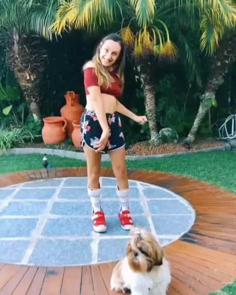 Claudia Leitteのインスタグラム：「Você reclamou de alguma dificuldade no dia de hoje? Essas são as @duas_bellas, coreografando minha música... e é tão inspirador que vou voltar pro estúdio pra ensaiar minha Live do dia 10/07 agora mesmo! ❤️🙌🏻」