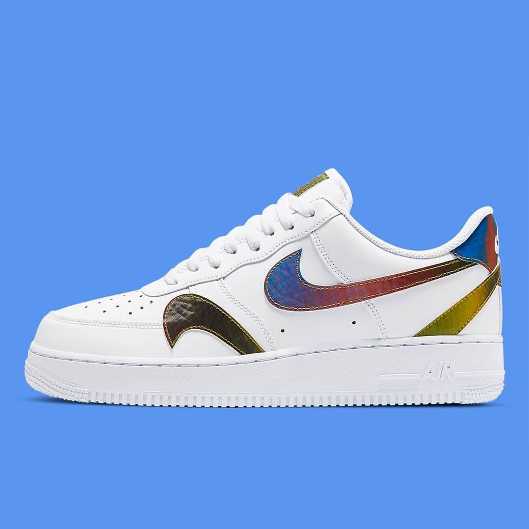 Sneaker Newsさんのインスタグラム写真 - (Sneaker NewsInstagram)「More misplaced Swoosh logos appear on this Air Force 1. Against the all-white base, the iridescent color treatment on the checks and heel-tab contrast quite nicely. For a look the full official images, tap the link in our bio.」7月4日 7時01分 - sneakernews