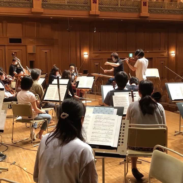 飯森範親のインスタグラム：「郷古さんのソロによるベルク作曲ヴァイオリン協奏曲…心酔したマーラーの死後、建築家グロピウスと再婚したアルマ・マーラー。ベルクがとても可愛がっていたグロピウスとアルマの娘マノンの死をきっかけにオペラ〈ルル〉の作曲を中断して書かれたこの協奏曲が、完成後4か月で50歳で急逝してしまうベルク自身のレクイエムになるとは…バッハのカンタータから引用された第2楽章の後半…」