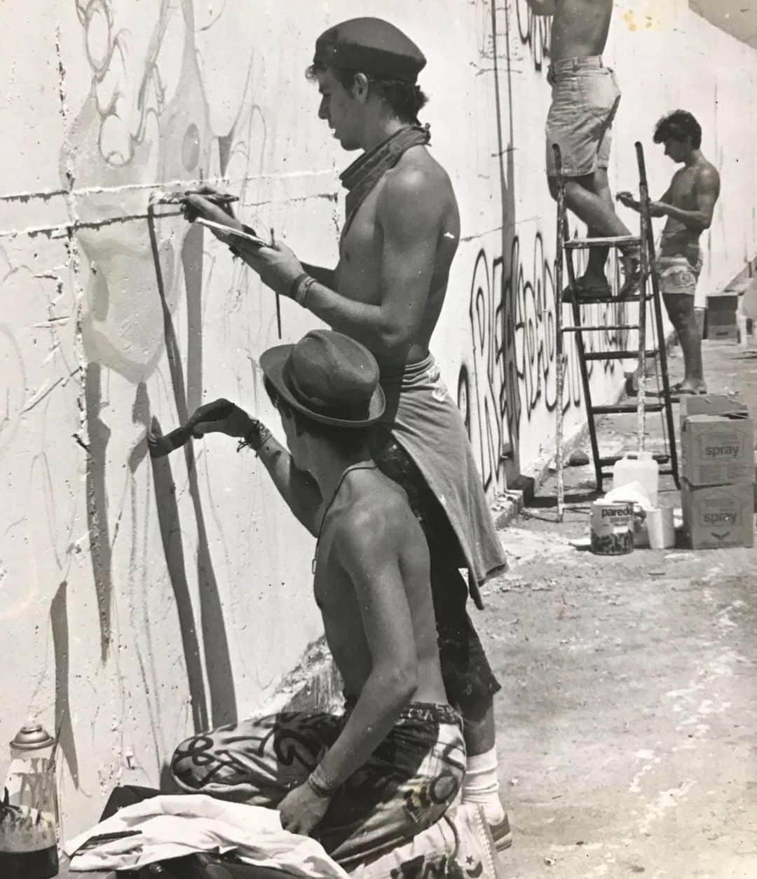 osgemeosのインスタグラム：「Início de 90’s 👀 #osgemeos」
