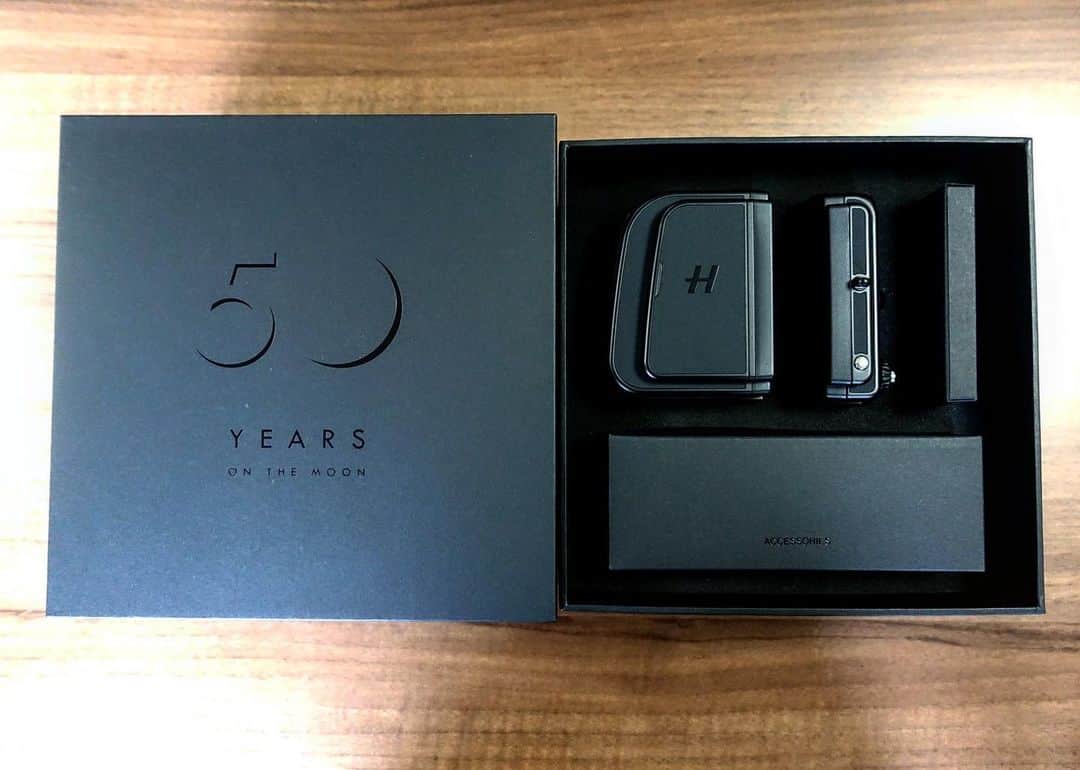 稲垣雅彦のインスタグラム：「ようやく、 HASSELBLAD 50周年記念907Xスペシャルエディション”On the Moon”が届きました。 #hasselblad #hasselbladcfv50c #hasselbladcfvii50c  #hasselblad907x #hasselblad907xspecialedition  ブログ「ひかりのかけら」http://masahiko-inagaki.com/blog/」