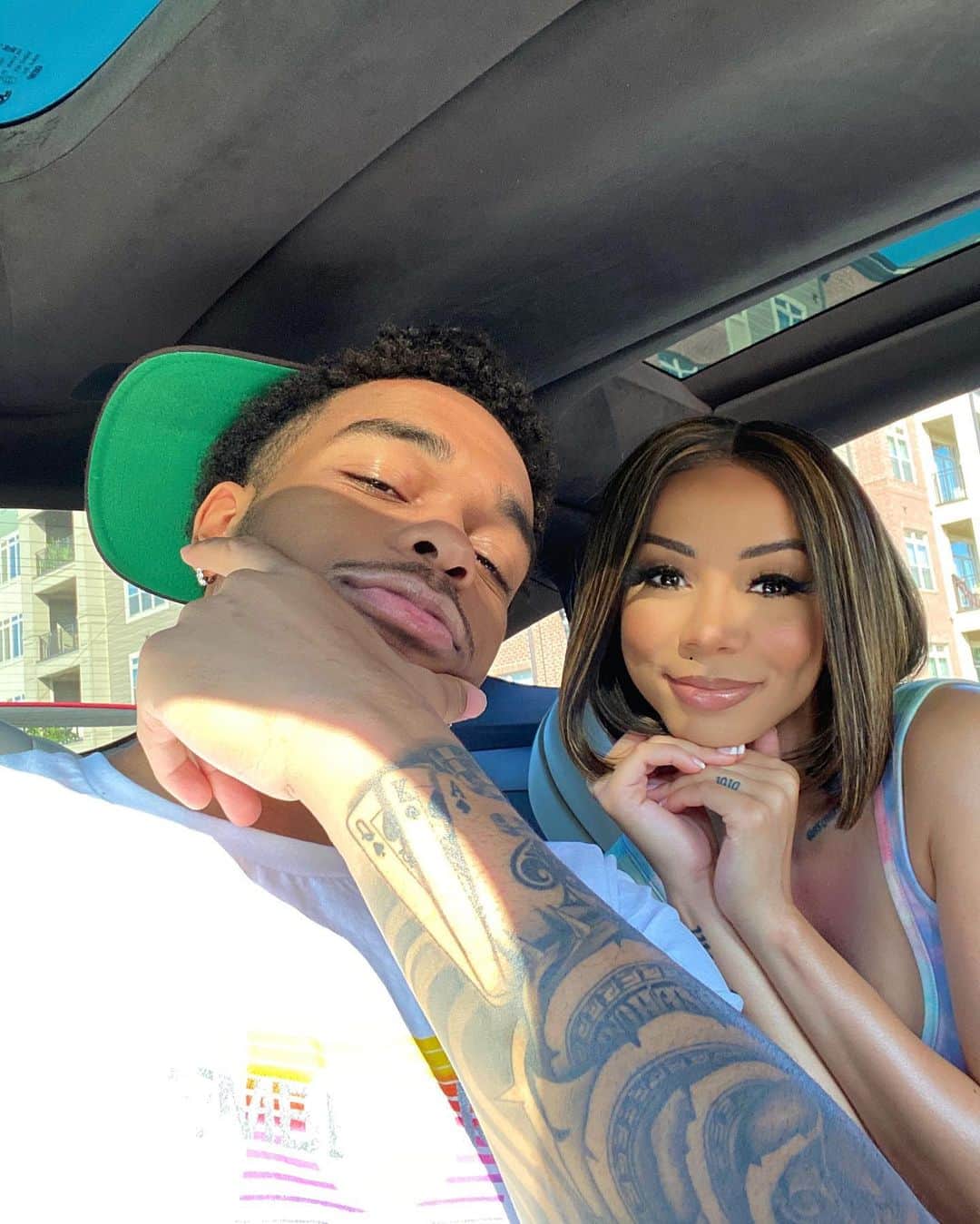 Brittany Rennerのインスタグラム：「Shoutout to the men who know how to hold a queen down 🉑🦋」
