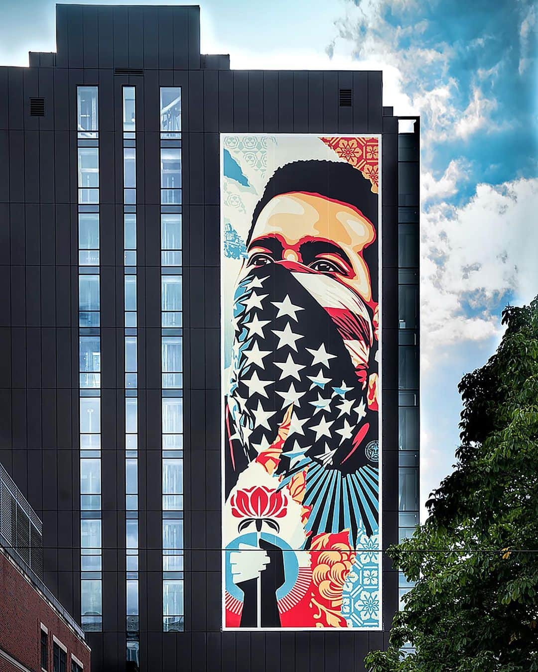 Shepard Faireyのインスタグラム：「I'm honored to partner with @ultravioletarts and @9thandthomas for this new installation in Seattle, Washington, at 234 9th Avenue North in South Lake Union. If you're in the area, go check it out! ⠀⠀⠀⠀⠀⠀⠀⠀⠀⁣ "American Rage" was created based on a photo by Ted Soqui (@tedsoquiphotography) taken in 2014 during a Black Lives Matter protest. The image is equally as emblematic of the current wave of protests for racial justice and police reform that the nation has been experiencing in the wake of the murder of George Floyd by the Minneapolis police. I remember, at the time, 28 years ago, feeling enraged that blatant acts of police brutality inflicted on Rodney King went unpunished even when it was captured on video. It is heartbreaking to me how frequently similar acts of violence and abuse of power by law enforcement have gone unpunished, even when caught on camera. I was ecstatic that enough people were distressed by what happened to George Floyd, and what has happened to countless unarmed people of color at the hands of the police, to hit the streets in peaceful protest. Protest is a noble use of free speech, protected as a civil right, and is as American as apple pie. This "American Rage" image is a celebration of protest as a form of civic participation in democracy. I don't ever condone violence or looting, but I understand why things can reach a boiling point when people feel that the American system has failed them over and over. Martin Luther King Jr. said, "A riot is the language of the unheard." King also condemned politicians who "are more devoted to order than justice." I urge people not to conflate peaceful protest with "criminal agitation" or "inciting a riot." When the system fails the people, it is nothing short of patriotic for the people to protest for a solution. It is also essential that people vote! -Shepard 📷: @lancemphoto」