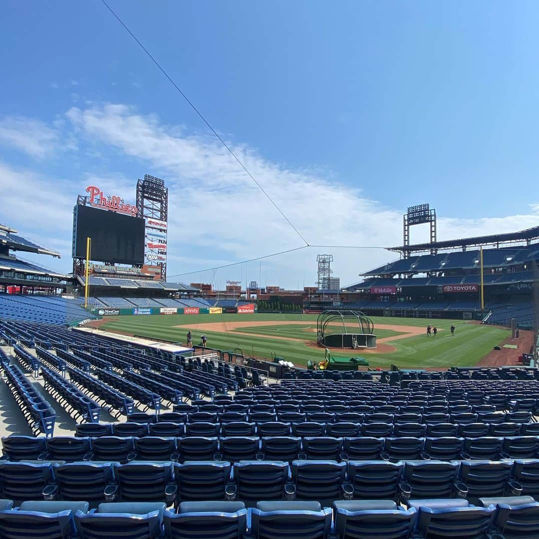 バド・ノリスのインスタグラム：「Boys are back in town... @phillies」