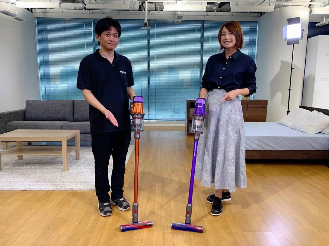 のインスタグラム：「@doyouban  #静岡朝日テレビ #とびっきりしずおか土曜版  にて  最新の　#掃除機 をご紹介💪🏼  @dyson_jp  #dyson  #DysonDigitalSlim #コードレスクリーナー  #ダイソン　ならではのパワフルな吸引力はそのままに、 Dyson V11シリーズ(2019年モデル)よりも25％軽く、20％小型化！  変わらない吸引力で、最長40分の運転時間！  ダイソンの先進テクノロジーが1台に凝縮されています！  我が家はv8 を使用していますがその差は歴然！  さらにスタイリッシュでコンパクトになり 軽くて小回りが効き、壁際も隅々まで届くので掃除が楽しくなりそう！！  是非　#とびっきりしずおか ご覧くださいませ☺️」