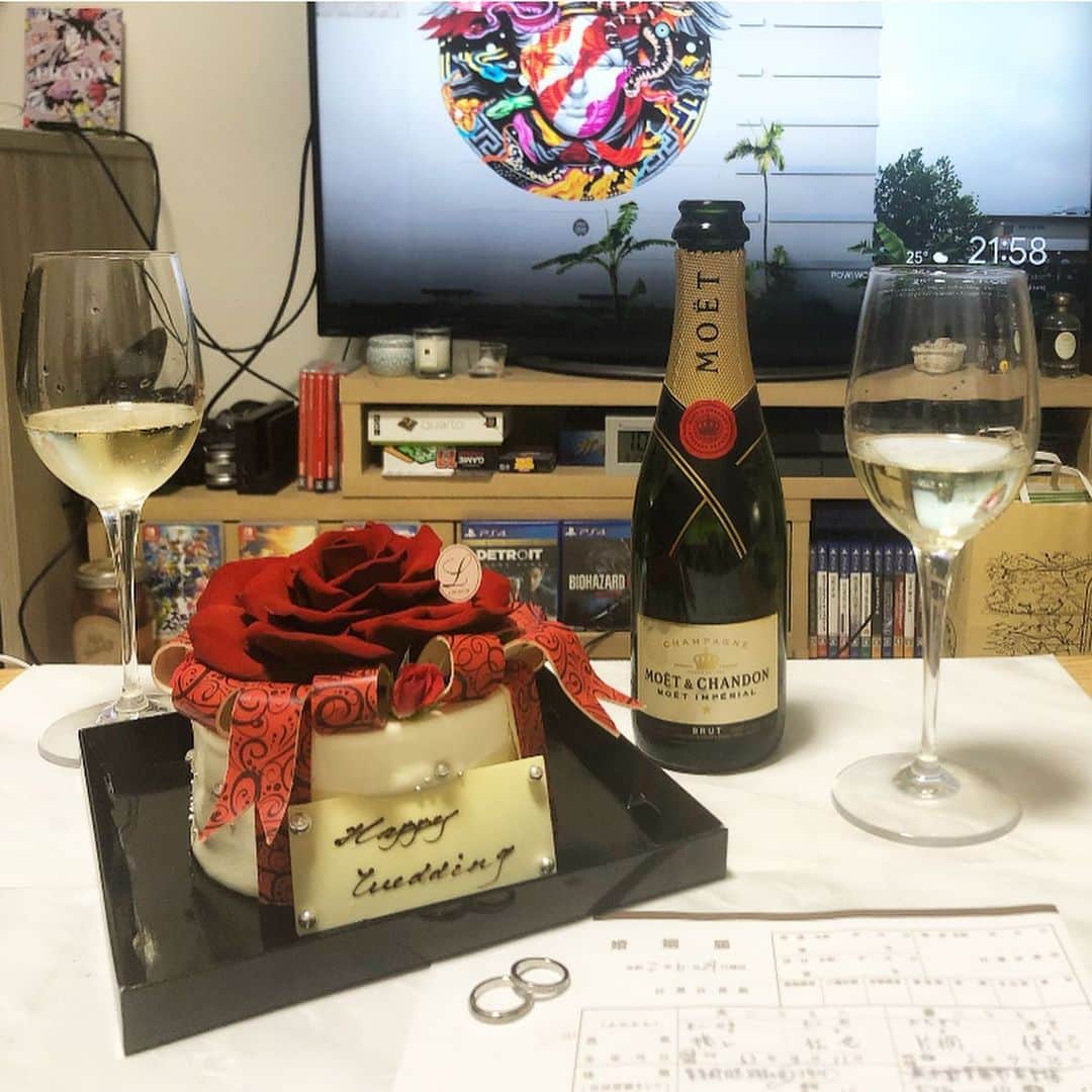 片桐優妃のインスタグラム：「ちょっとしつこくなっちゃって申し訳ないですがこの写真まであげたいと思ってたのであげます🍰🙇‍♂️ . . 先日からお祝いのコメントたくさんありがとうございます😭🙏久しぶりの友達からも連絡もらったりして結婚てすごいなと思っております、、😲 . . #🌹 #louangetokyo #ルワンジュ東京 #amour #ルワンジュ東京amour #ytywedding」