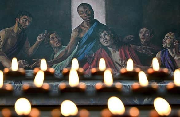 Primer Impactoさんのインスタグラム写真 - (Primer ImpactoInstagram)「Una pintura de 'La Última Cena' con Jesucristo representado como un hombre negro ha sido instalada de forma temporal en una catedral histórica de #ReinoUnido.  La catedral de San Alban, ubicada al norte de #Londres y una de las más antiguas de Reino Unido, dijo que con la exhibición de esta obra pretenden mostrar solidaridad al movimiento #BlackLivesMatter y crear un espacio de oración y reflexión.  La obra fue creada por la artista Lorna May Wadsworth, inspirada en el famoso cuadro de Leonardo Da Vinci.  Ingresa al link de nuestra biografía para ver más imágenes.」7月4日 7時52分 - primerimpacto