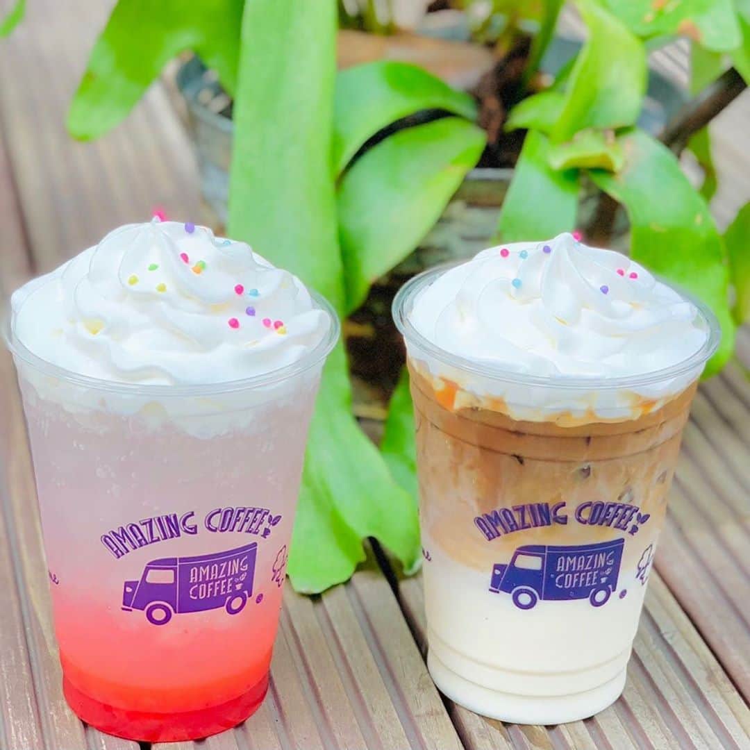 のインスタグラム：「. 🌻AMAZING COFFEE OSAKA SOUTH SIDE✨ . みなさん大阪限定のドリンクをご存知ですか🧐✨ . 🍓フルーティーな甘さのシュワシュワミックスジュース ☕️バナナの濃厚さとエスプレッソの相性がバツグン❗️コーヒーミックスジュースラテ . ＋50円でホイップを追加するとどちらもまろやかなドリンクに七変化🤔⁉️ . ぜひ試してみてくださいね🥛💁🏻‍♀️ . #AMAZINGCOFFEE #OSAKASOUTHSIDE #AMeCO #Coffee #アメコ #シュワシュワミックスジュース #コーヒーミックスジュース #ホイップクリーム」