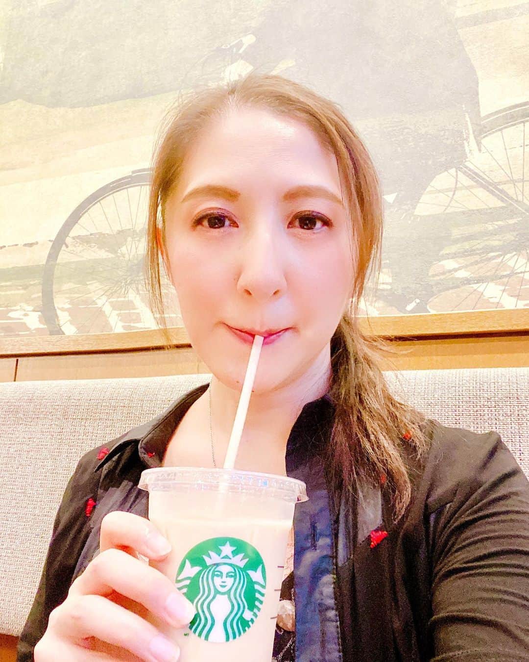 大越かず江さんのインスタグラム写真 - (大越かず江Instagram)「✨ｽﾀｰﾊﾞｯｸｽｺｰﾋｰ✨  ここは私のお気に入りの場所 ✨Շփ(灬•௰•灬)Շփ✨  StayHomeになってから 暫く来れてなかったから久しぶり♥️ すごく幸せ❁⃘*.ﾟ ☕o(`･ω･´) Coffee time✨  幸せは沢山感じなきゃ♥️  ✨ Starback coffee ✨  This is my favorite place ✨Շփ(灬•௰•灬)Շփ✨  It's been a while since I came to StayHome, so it's been a while ♥️ Very happy ❁⃘*.゜ ☕o(`・ω・´) Coffee time ✨  I have to feel a lot of happiness♥️  #スタバ好きな人と繋がりたい #starbucks #フラペチーノ #トレーニング女子 #trainingday #sexy #セクシー系 #ジム女子 #美肌ケア #女優好きな人と繋がりたい #美意識高い人と繋がりたい #コスメ好きさんと繋がりたい #幸福 #happy #東京 #tokyo #日本 #japan #おうち時間 #hometime #coffeetime #シミウスアンバサダーサポーターズ #ウォーキング女子 #美魔女モデル #actress #followforfollowback #sky #loveyou #筋トレ女子 #ダイエット仲間募集」7月4日 8時09分 - bluemoonseasky