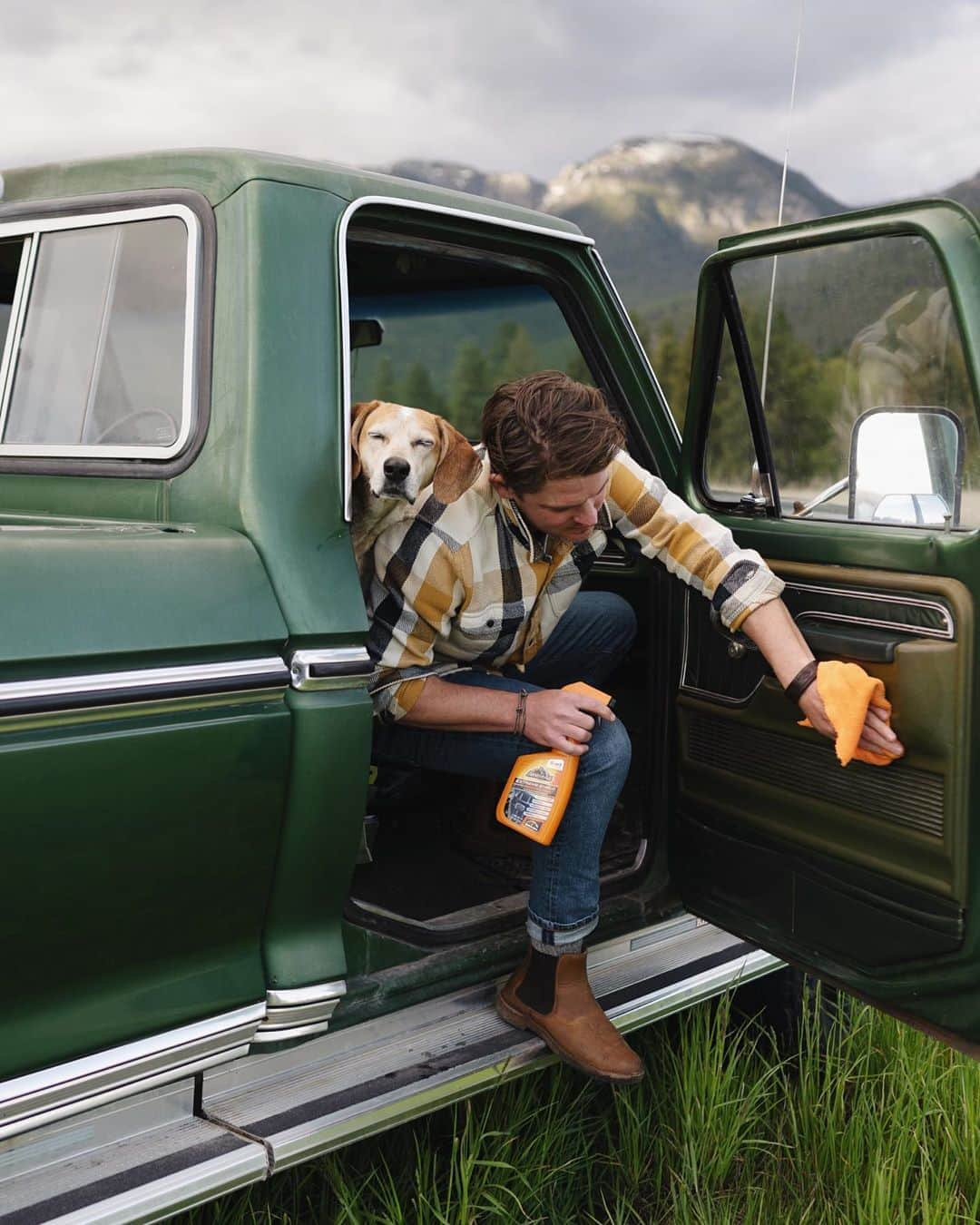 マディのインスタグラム：「Loves an old truck ✨ took 5 minutes and cleaned up my pals old truck with @armorallusa new Extreme Shield. Protects from all those UV rays and all dog hair :) #ad」