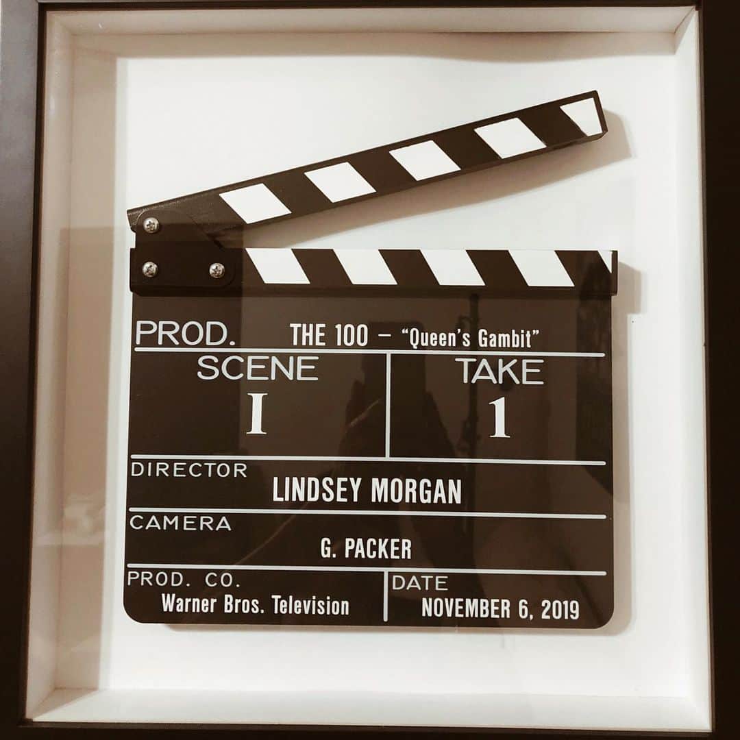 リンジー・モーガンのインスタグラム：「BIG, BIG, BIG extra special Thank you to @warnerbrostv & @thecw ! To Mark Pedowitz, Peter Roth, Jason Rothenberg, Ed Fraiman, Kim Shumway, Miranda Kwok, Ian Samoil, Chad Kennedy, Susan Rocket, Brett Paul, Jeff Tobbler, Cara Freitas, Sue Palladio, Lisa Lewis, Tom Burke, John Power, Maddy Horne and all my CW/WB fam for sending me this framed commemorative slate and for supporting my directorial ambitions! But also, allowing me the opportunity to expand myself as an artist and having my back every step of the way. I feel very blessed to work for such a nurturing network and studio. Thank you 🙏🏽 ...And yes, my mama has already stolen it and hung it on her mantle, that’s her reflection in the photo.」