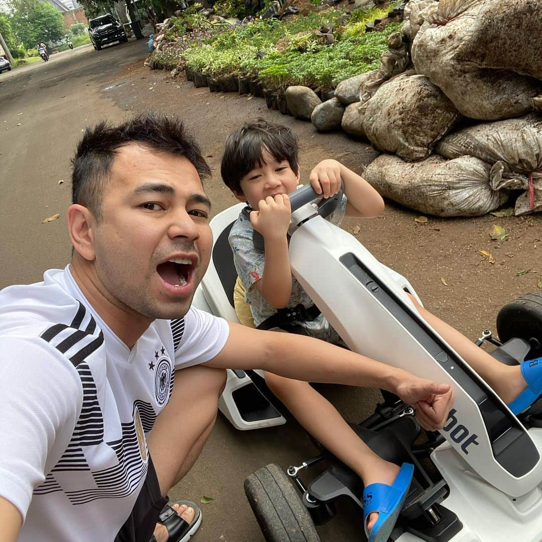 Raffi Ahmadさんのインスタグラム写真 - (Raffi AhmadInstagram)「Mau jadi Pembalap ???? 🇲🇨🥰」7月4日 8時29分 - raffinagita1717