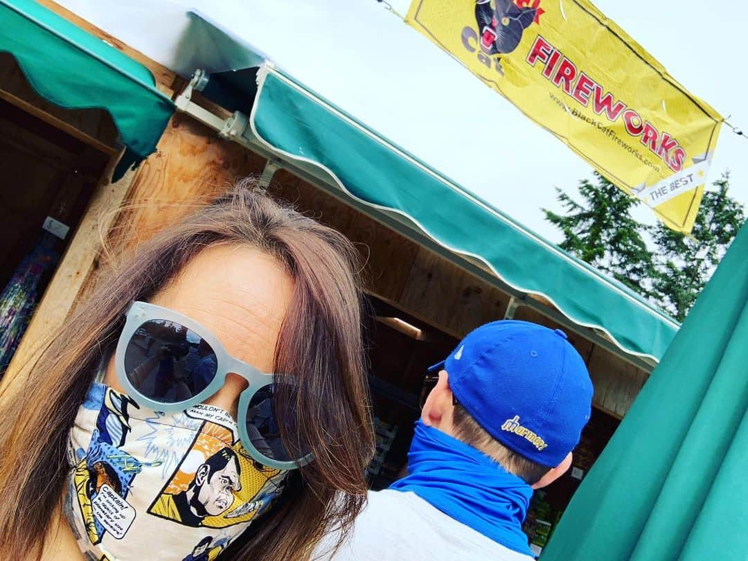 エミリー・スワローさんのインスタグラム写真 - (エミリー・スワローInstagram)「Nothing like wearing a mask whilst buying explosives to make you feel like an outlaw. * #july4th #babyyoureafirework #shady」7月4日 8時39分 - bigeswallz