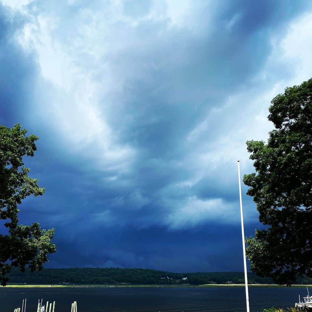 レイ・アレンのインスタグラム：「When you feel stuck, and the world around you is in chaos, look at the sky. The clouds remind us that everything always changes. #coronasummer」
