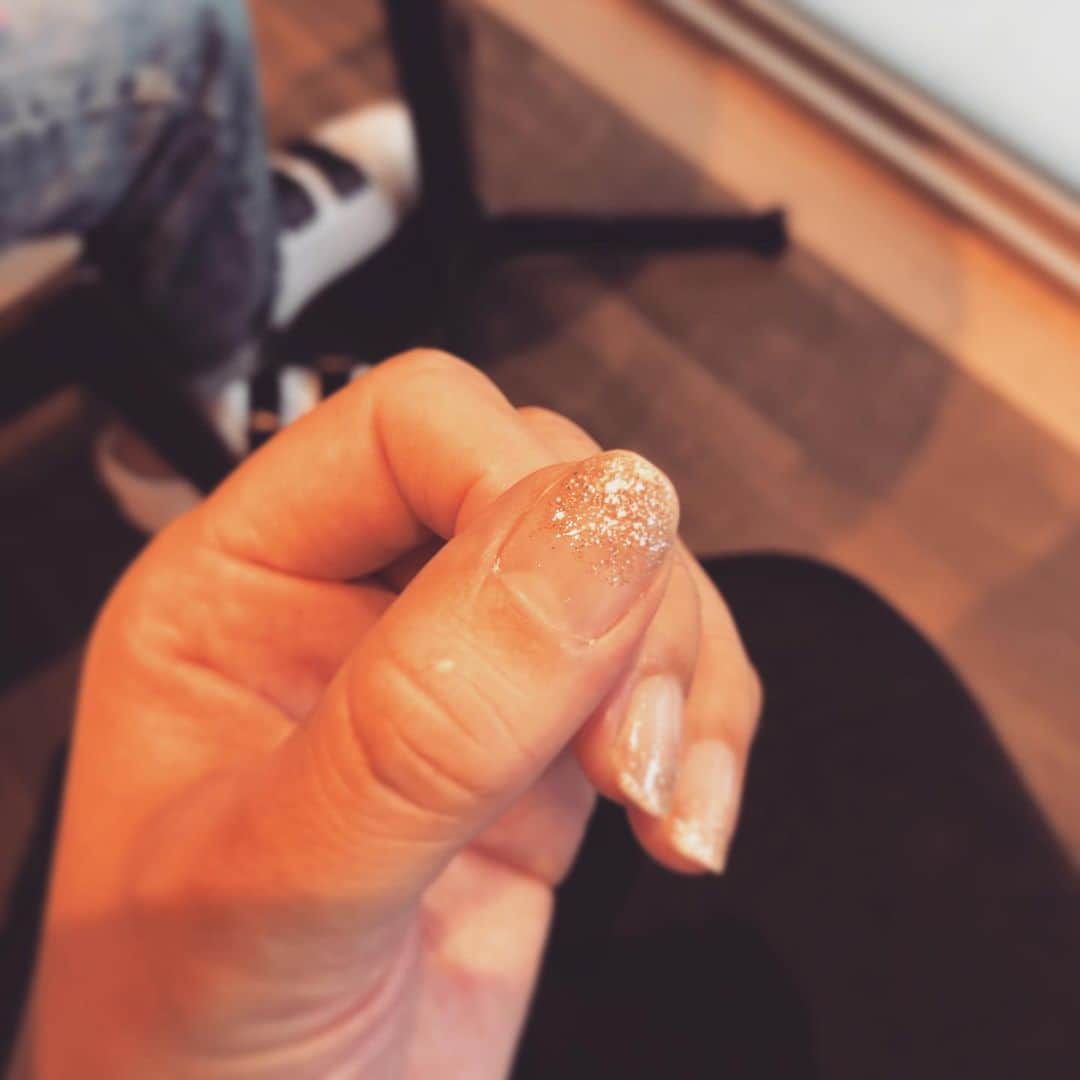木村真野のインスタグラム：「簡単ネイル💅 ベース→ラメ→トップコート 10分で完成。😂😂 #nail #ねいる💅」