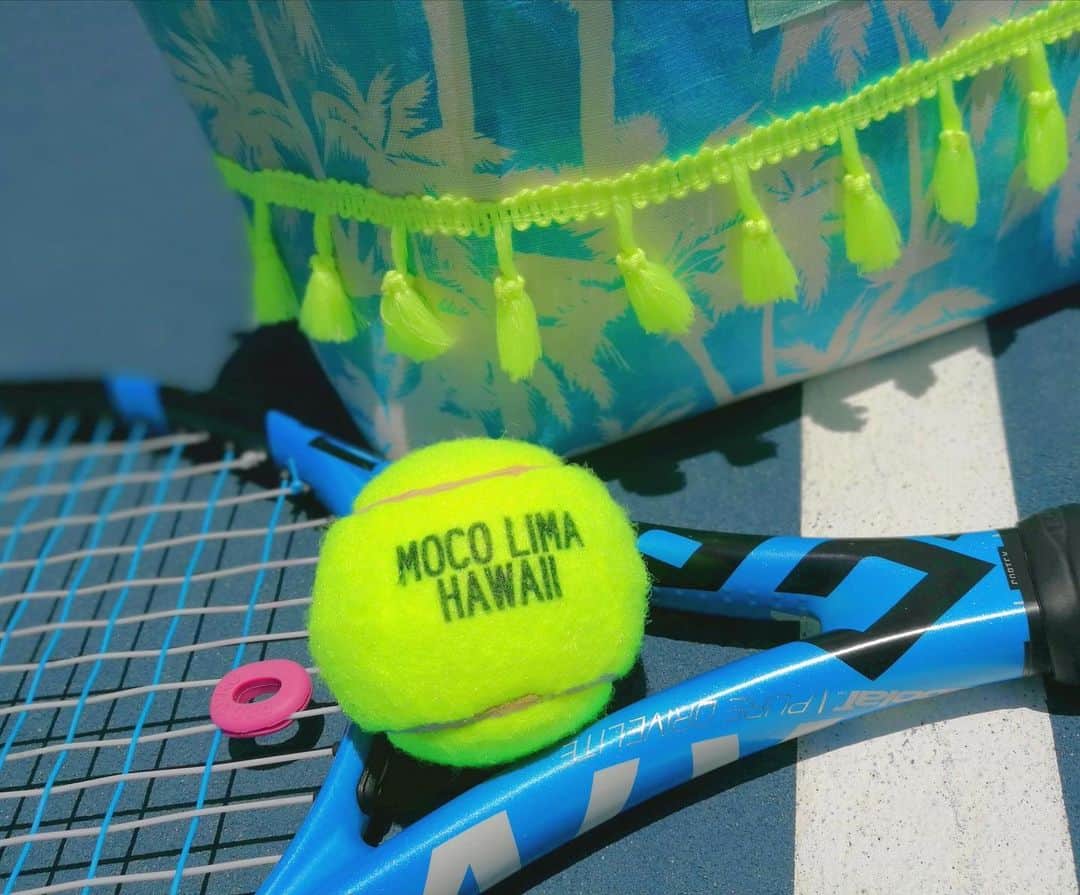 Moco Lima Hawaiiさんのインスタグラム写真 - (Moco Lima HawaiiInstagram)「Restock Neon Palm Trees Tote Bag, Made by Moco  テニス友達から粋な🎾プレゼント！勿体無くて使えない〜  #thanks#tennis#friends#tennisball#myfavorite#blue#yellow#smile#everyday#hawaii#waikiki#mocolima#palmtrees#ocean#こちらのバック再販#大変長らくお待たせ致しました#モコリマハワイ」7月4日 8時58分 - mocolimahawaii