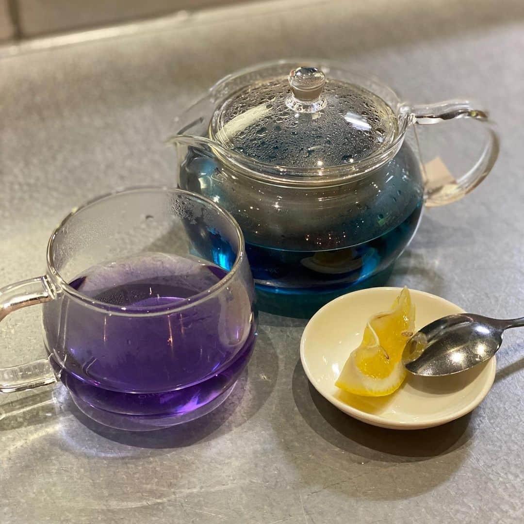 水木一郎さんのインスタグラム写真 - (水木一郎Instagram)「バタフライティー(バタフライピー)レモンを絞ると紫色に変化。そして初めて飲んだバタフライハイボール。久しぶりの憩いのひとときを楽しみました。 #バタフライピー  #バタフライティー  #ハーブティー  #バタフライハイボール #水木一郎」7月4日 9時04分 - ichiromizuki