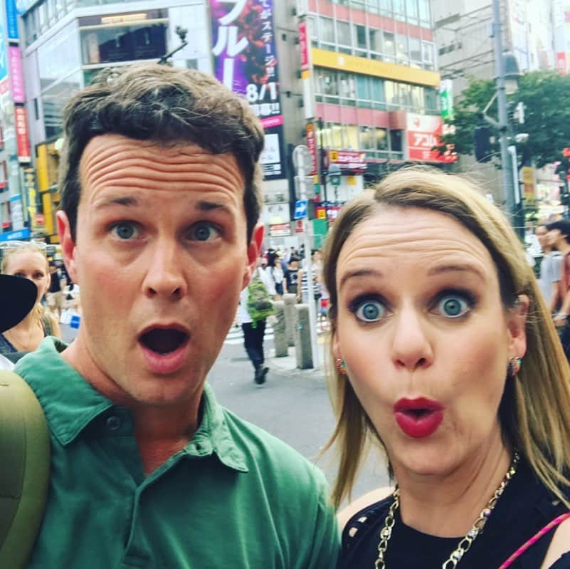 スコット・ウェインガーのインスタグラム：「@andreabarber is brilliant and beautiful inside and out. Who knew when she snuck me and Deej into that movie theater all those years ago she’d be kicking off a friendship that would take us to Japan and back again. Happy birthday Andrea, love you! See you on the @onepeloton ❤️🎁🍰🎈」