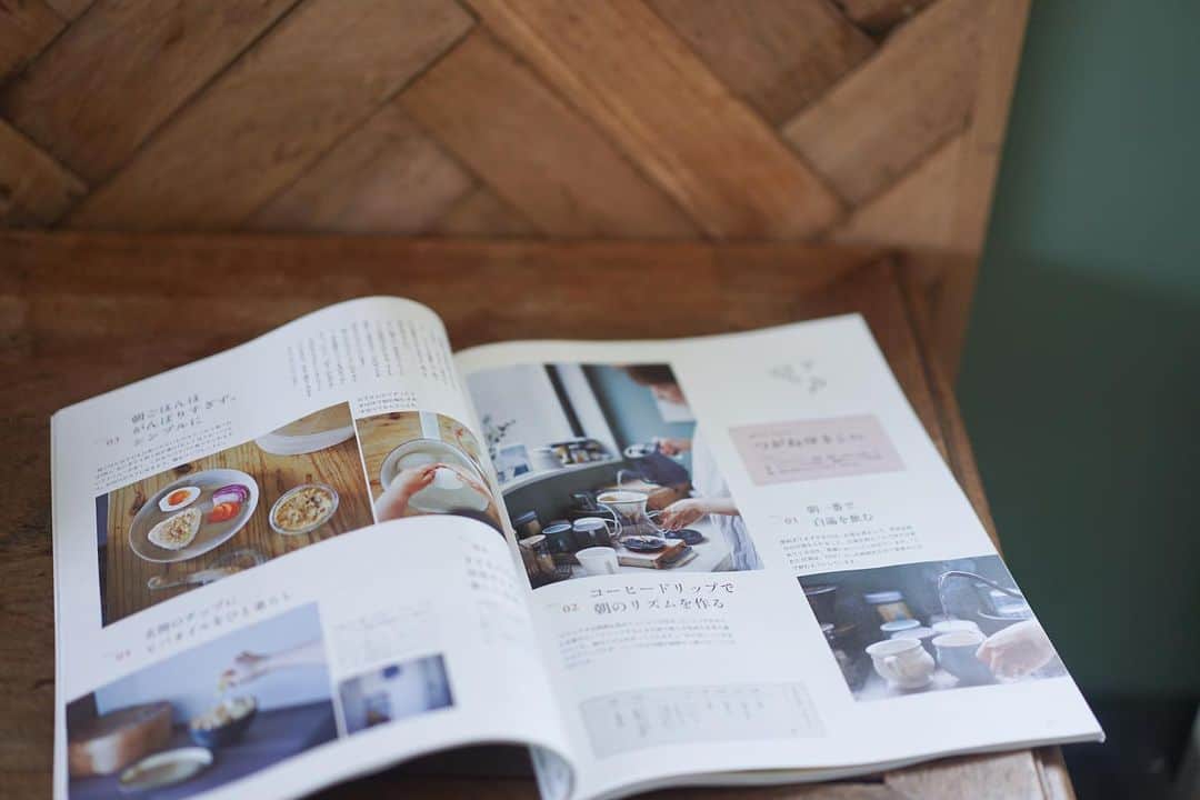 つがねゆきこのインスタグラム：「. 梅雨らしい天気ですね☔︎ . cook pad plus 2020年夏号 の"心を整える朝の習慣"という企画で 少しお話しさせていただいてます。 . 取材の予定がコロナ渦でリモートになった企画。 . 毎朝欠かさずしていることや 朝ごはんについて。 . 息子の食べムラが出始めた2歳あたりから朝はどんどん"シンプル"に。 . おむすび、ゆで卵、ぬか漬けかフルーツ、がお決まりです。 . 息子（5）は #屋我地島の塩  娘は（3）はばぁばの自家製お味噌を使ったはちみつごま味噌がお気に入り。 . . パクパクっと食べて 元気に出発できればそれが1番！ . . #tsugane_home  #クックパッドプラス #心を整えられているかは別として #心を整えたいとはいつも思っています #バタバタばたこさん  #シンプルライフ #というかいろいろできなくなった結果でもあり #丁寧な暮らし は難しいけど　#シンプルな暮らし #ゆで卵のからむきはこどもたちのおしごと」