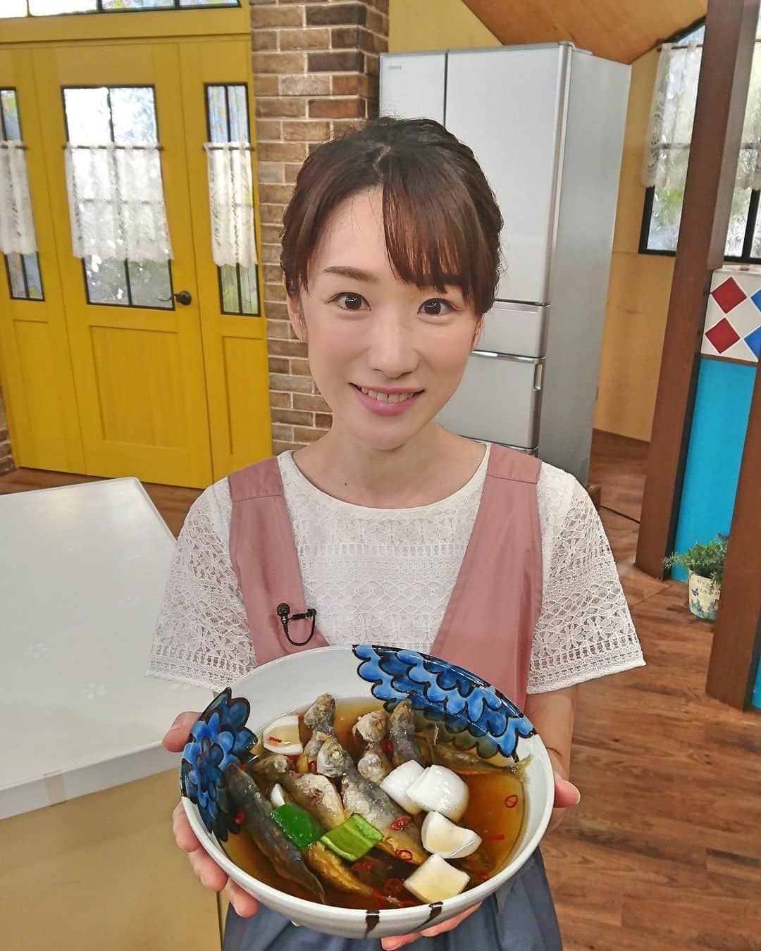 堂真理子さんのインスタグラム写真 - (堂真理子Instagram)「今朝の「おかずのクッキング」は、小アジの南蛮漬けでした♬蒸し暑いジメジメしたこの時期に、さっぱりいただくのにぴったりです✨ 雨が強くなってきていますね。お気を付け下さい。   #おかずのクッキング　#料理　#レシピ　#小アジ　#小アジの南蛮漬け  #テレビ朝日　#堂真理子　#アナウンサー　#アナウンサー衣装 　 ブラウス,スカート… #NEWYORKER エプロン… #GIVERNY」7月4日 9時20分 - mariko_do