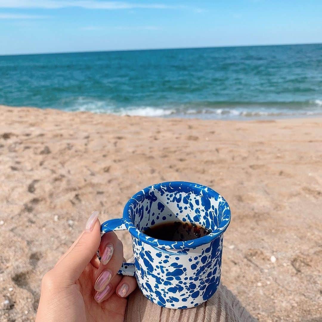 COCO さんのインスタグラム写真 - (COCO Instagram)「ღ 크 이거지 ☕️🌊 cup of coffee on the beach.」7月4日 20時28分 - rilaccoco