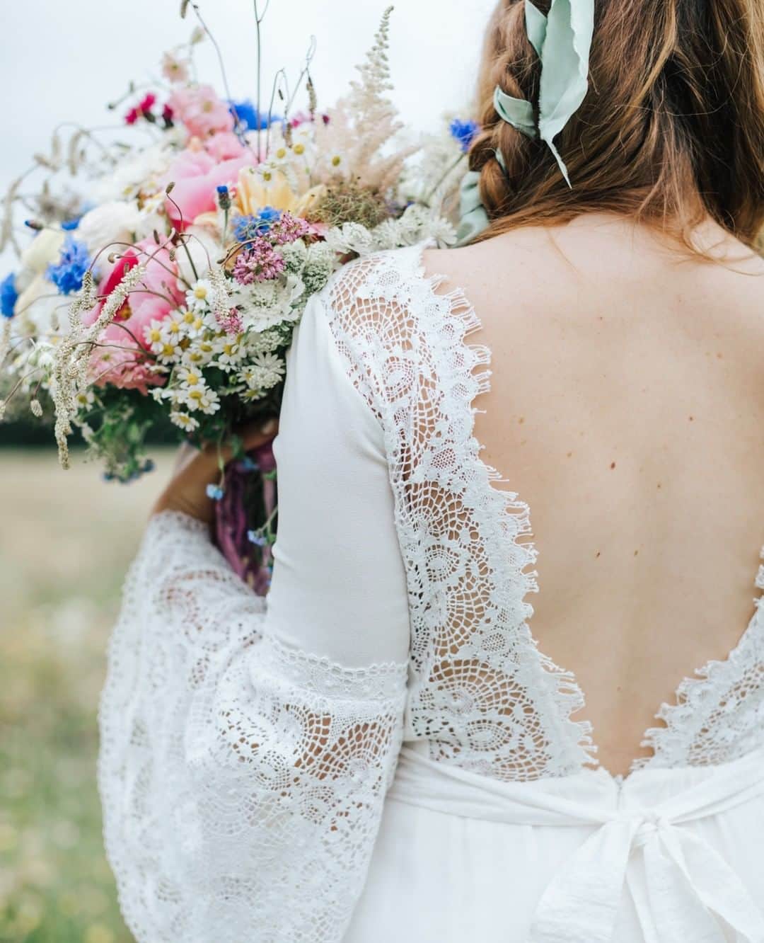 ミナのインスタグラム：「Willow dress lace details 😍 Little sneak peek from the latest photo shoot.⁠ ⁠ Photo & Film - @nikkismoments⁠ Venue - @thebarnatbrookendgreenfarm⁠ Wedding Planner & Stylist - @misscarlysleandco_events⁠ Florist & Stylist - @saras.events.flowers⁠ Stationery - @tiggityboodesign⁠ Cake - @labellecakecompany⁠ Prop hire - @wrenprophire⁠ Balloon arch - @creativedecorations⁠ Models - @modelcouple_d.s_ ⁠」