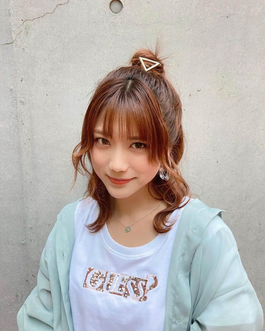 海江田麻貴さんのインスタグラム写真 - (海江田麻貴Instagram)「ㅤㅤㅤ  ㅤㅤㅤ 梅雨はもう髪の毛が言うこと聞いてくれまてん🤤🌀 雨の日ヘアー研究せねば🦋 ㅤㅤㅤ ㅤㅤㅤ どなたかお洒落な顔まわりの毛の あそび方教えてくださいぃ〜笑🤣💗  ㅤㅤㅤ  ㅤㅤㅤ  ㅤㅤㅤ  #ピスタチオカラー #ピスタチオ #シアーシャツ #シアー #よこがお #横顔 #オレンジヘア #orangehair #赤髪 #赤系カラー #pistachio #guess #パステルコーデ #おだんごアレンジ #ハーフアップお団子 #ウェーブ巻き #ハーフアップアレンジ #ホワイトコーデ #summervibes #summerfashion #summerfashion2020 #japanesegirl #summeroutfits #トレンドコーデ #マーキュリーデュオ #mercuryduo #クリアピアス #clearpierce #関西サロモ #関西サロンモデル」7月4日 20時22分 - _makiii0924_