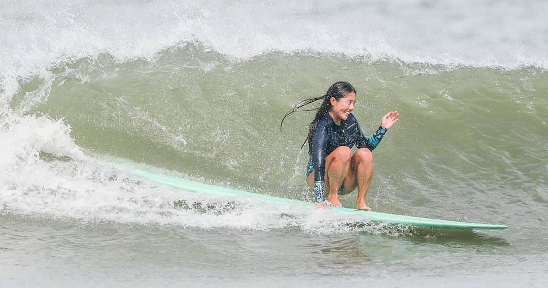 田岡なつみのインスタグラム：「最近の千葉は水冷たいけど 新しいウエット可愛いから頑張れちゃう💙🤍🖤💜 タッパー＋ウエットパンツ ハイウエストだからおなか冷えない❄️   @nouvellevagueinternational   #surfing#longboard#torami#airtight#wetsuit」