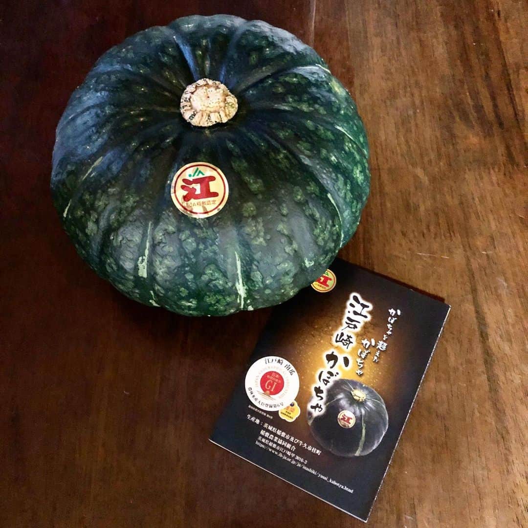 yukawaのインスタグラム：「. デカい江戸崎かぼちゃもろたで(°∀°) . . . #野菜 #vegetables #写真 #photography  #instafood #食べ物  #写真好きな人と繋がりたい  #ファインダー越しの私の世界  #food #かぼちゃ #pumpkin #野菜好き #貰い物  #ありがたや」