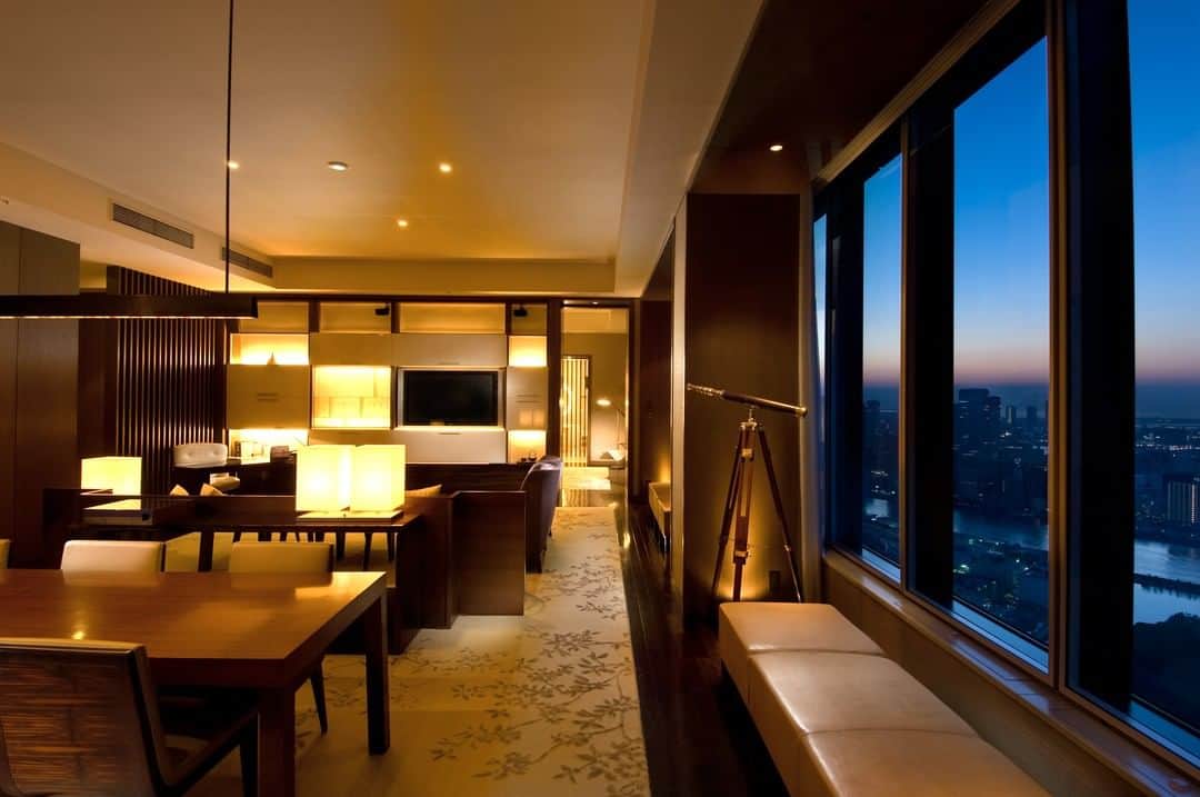 Conrad Tokyoのインスタグラム：「ホテル最上階、37階。ロイヤルスイートからの夜景。すてきな夜をお過ごしください。 Stay in the luxurious Royal Suite, complete with Japanese inspired décor and stunning top-floor views over the Royal Hamarikyu Gardens and Tokyo Bay.」