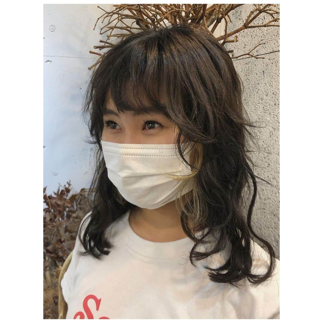 村上佳菜子さんのインスタグラム写真 - (村上佳菜子Instagram)「. . . 髪の毛ビヨーーーン 人生初のエクステつけたよ。 シールだよ。 すごいよ。 . . . @ayaamiuraa  #髪の毛　#hairstyle  #hairarrange  #ヘアアレンジ　#エクステ #ヘアエクステ #村上佳菜子 #kanakomurakami  #figureskater」7月4日 18時55分 - kanako_m_official