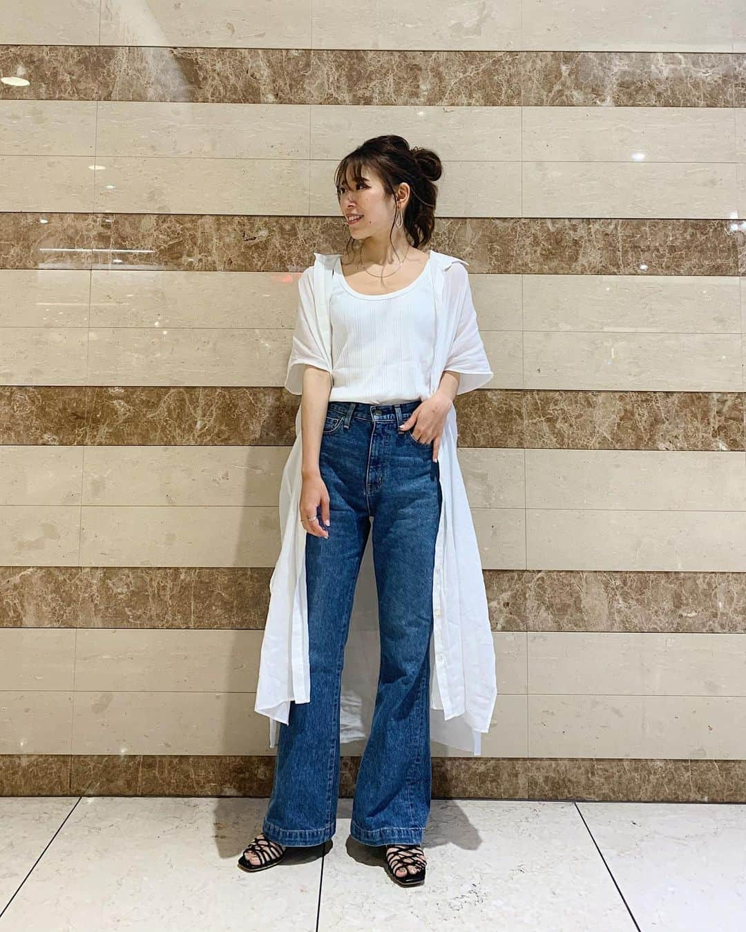 Ungrid staff snapさんのインスタグラム写真 - (Ungrid staff snapInstagram)「. '' 京都ポルタ店 REINA (@reeena_924)153cm'' . 毎年人気のロングシャツはシンプルに タンクとデニム合わせが◎ サイドにスリットが入っているので バランスよく着て頂けます👏🏼 . 現在店舗では新作もSALEアイテムも 2BUY10%OFF🛒✨ . #サイドスリットロングシャツ オフホワイト ¥9,900(tax in)→¥7,920(tax in)❕ . #ランダムテレコタンクトップ オフホワイト ¥4,400(tax in) . #センタープレス9分丈フレアデニム ブルー/24インチ ¥16,500(tax in)→8,250(tax in) . ＠ungrid_staffsnap #TOPページURLよりチェック✔︎ アイテム詳細はタグをご覧下さい🏷 . #ungrid #ungrid_staffsnap #casual #code #styling #staff #ungriddenim #カジュアル #スタッフ #コーデ #スタイリング #サイドスリット#ロングシャツ#フレアデニム #シンプルコーデ #夏 #夏コーデ」7月4日 18時57分 - ungrid_staffsnap