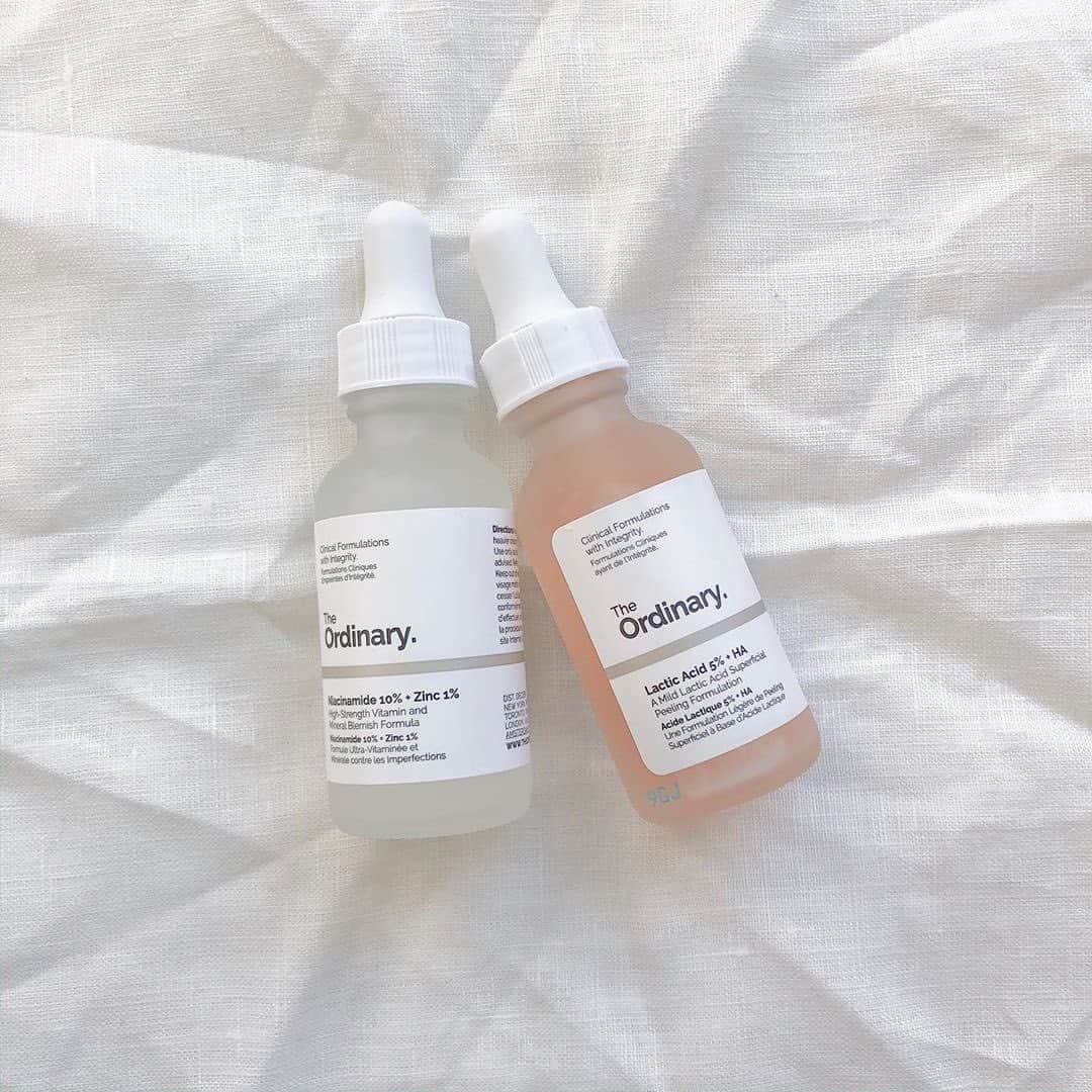HowTwo!のインスタグラム：「. プチプラなのに効果がすごい❤︎ The Ordinary(ジ・オーディナリー)の美容液はどれも優秀で選べない！  ⓵ The Ordinaryナイアシンアミド10% + 亜鉛1%  くすみやトーンアップに効果的なナイアシンアミド（ビタミンB3）をたっぷり配合🚿  ⓶ The Ordinary Lactic Acid 5% + HA  肌の弱い方にも安心して使ってもらえる低刺激ピーリング🍃   種類が豊富なので、自分の肌タイプにぴったりなスキンケアアイテムを見つけられるのが嬉しいですね✨  ＜商品名＞ The Ordinary(ジ・オーディナリー)ナイアシンアミド 10％+亜鉛1％ The Ordinary Lactic Acid 5% + HA  @theordinary  photo by @mainichi_tanoshii_1999   素敵な写真をありがとうございます📸💕 . . HowTwoでは、不定期でプレゼントキャンペーンを実施予定🎁 ぜひ、＠howtwo_tv をフォローしてね✨ . .」