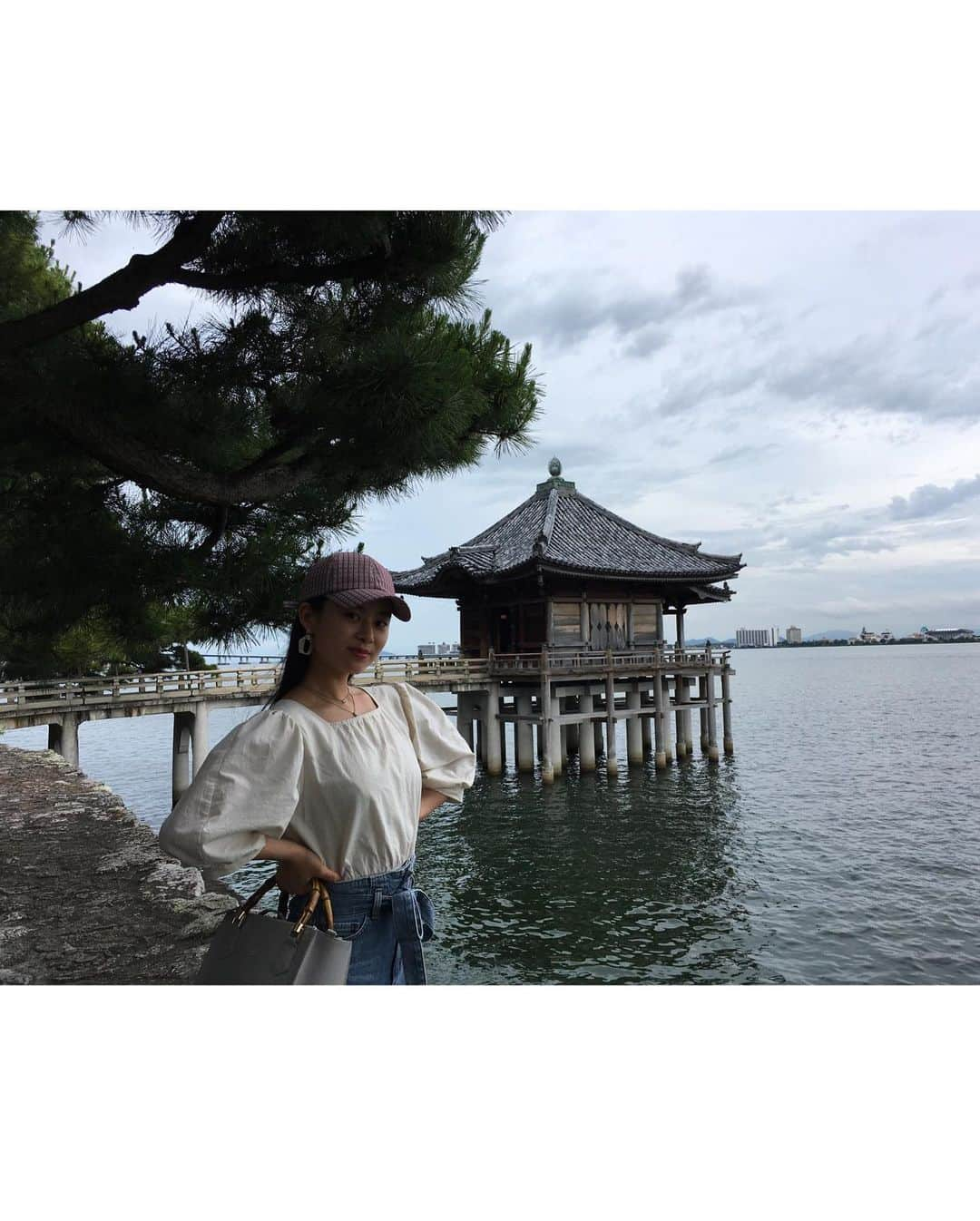 白鳥羽純さんのインスタグラム写真 - (白鳥羽純Instagram)「🥮 琵琶湖に浮かぶ 浮御堂  向こうに見えてるのは琵琶湖大橋！  水の音を聴きながらのお参りは心洗われる〜  次の場所へ向かう途中、今川焼きで有名な「南極堂」さんへ立ち寄りました🥮 あんこはずっしり、羽付き生地はもっちり😋 ごちそうさまでした！  #うきみどう #浮御堂 #近江八景 #琵琶湖大橋 #biwalake #南極堂 #今川焼き」7月4日 19時10分 - hasuminst